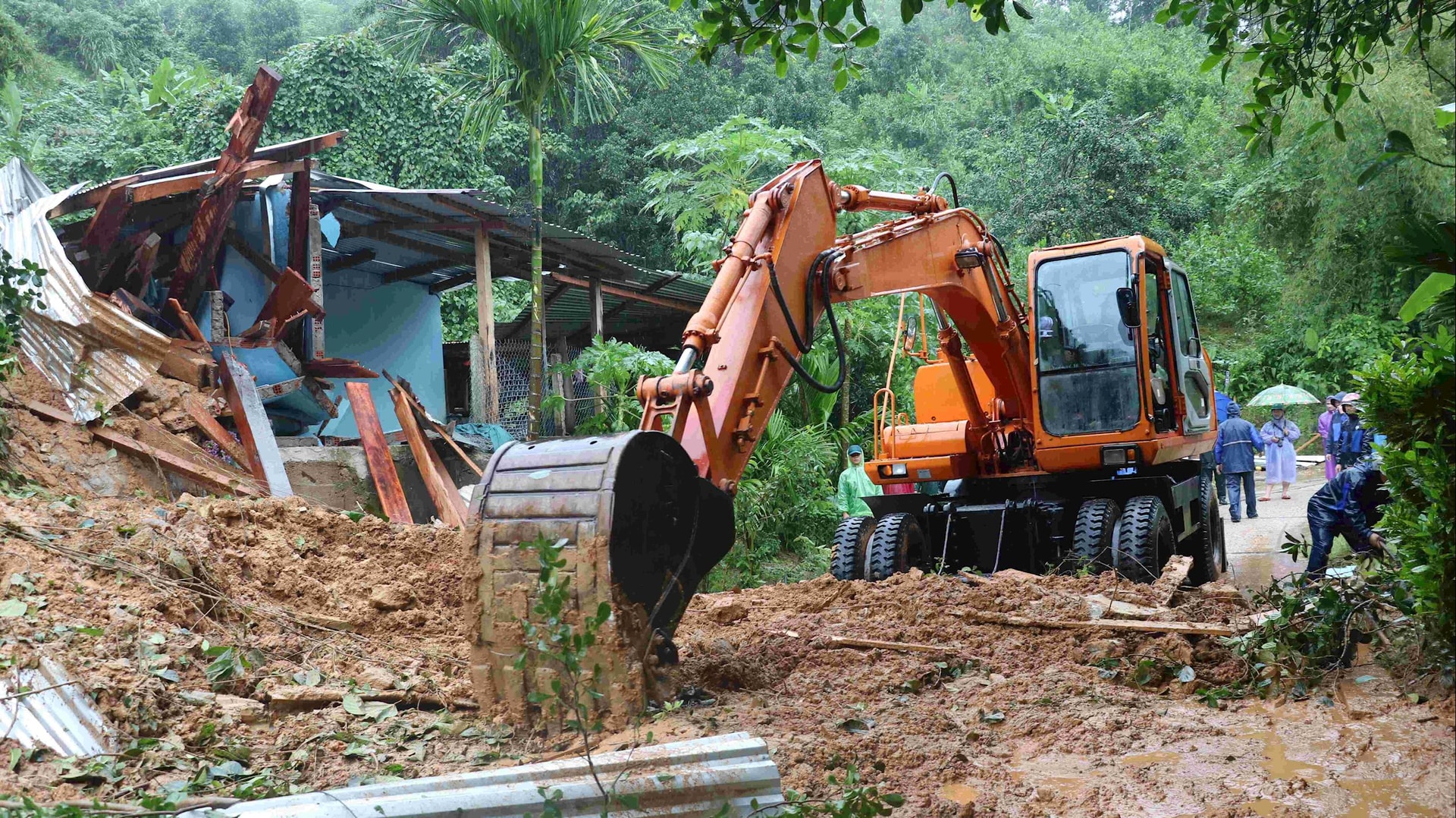 270. brigáda CB (5. vojenský region) odstraňuje sesuvy půdy v obci Tra Leng. Foto: 5. vojenský region
