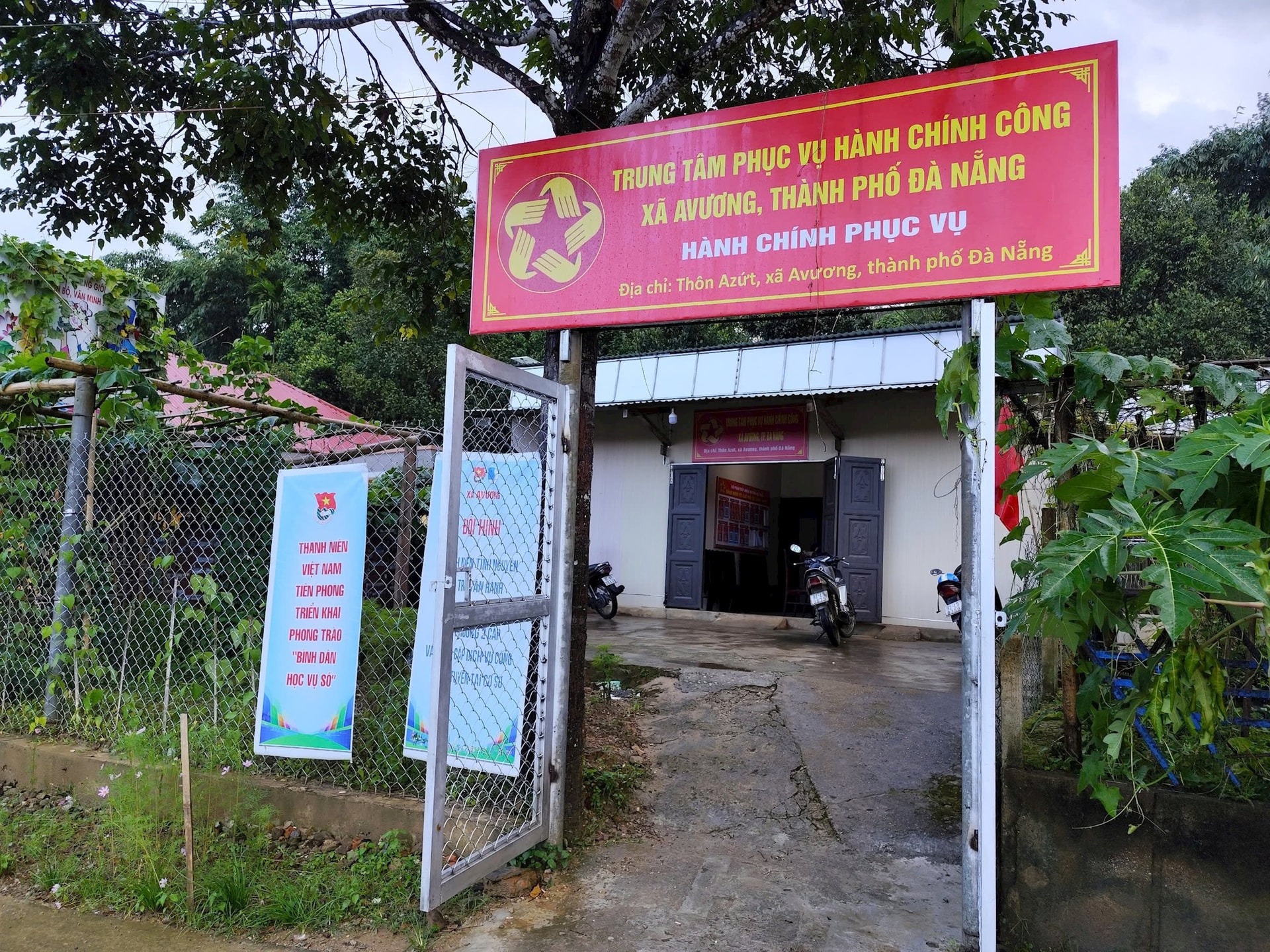 Trung tâm Hành chính công của xã Avương đang mượn nhà dân, chật hẹp và không đủ không gian để bố trí máy móc. Ảnh: XUÂN HẬU