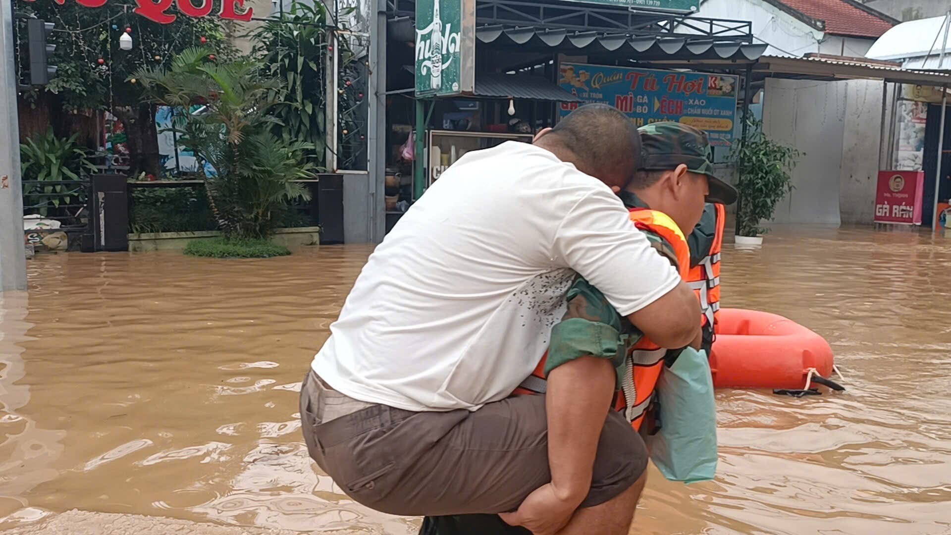 បើគ្មានជំនួយទាន់ពេលវេលាពីកងទ័ពទេ ប្រជាជនពិបាករត់គេចពីទឹកជំនន់ទៅរកការព្យាបាល។ រូបថត៖ HOA KHANH