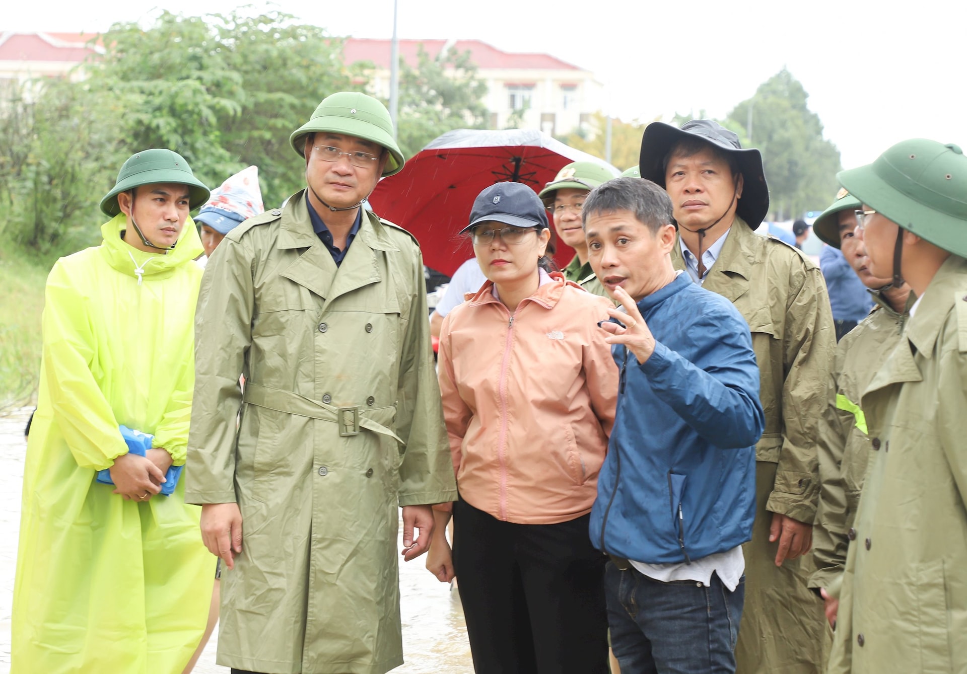 استمع أمين لجنة الحزب في المدينة، لي نغوك كوانغ، إلى تقرير رئيس دائرة هوي آن تاي حول الوقاية من الكوارث الطبيعية ومكافحتها. الصورة: NGOC PHU