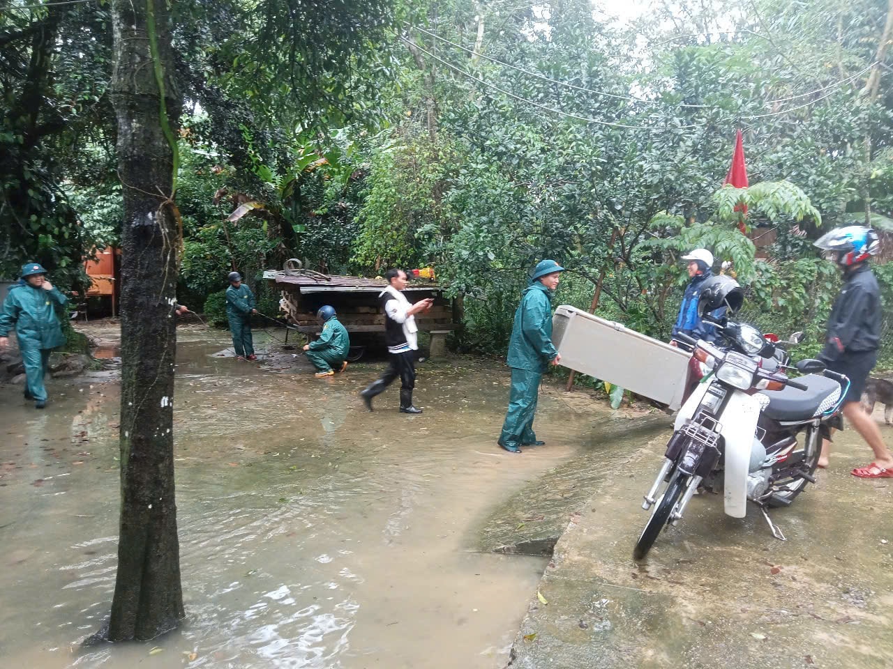 Lực lượng dân quân giúp di dời tài sản người dân