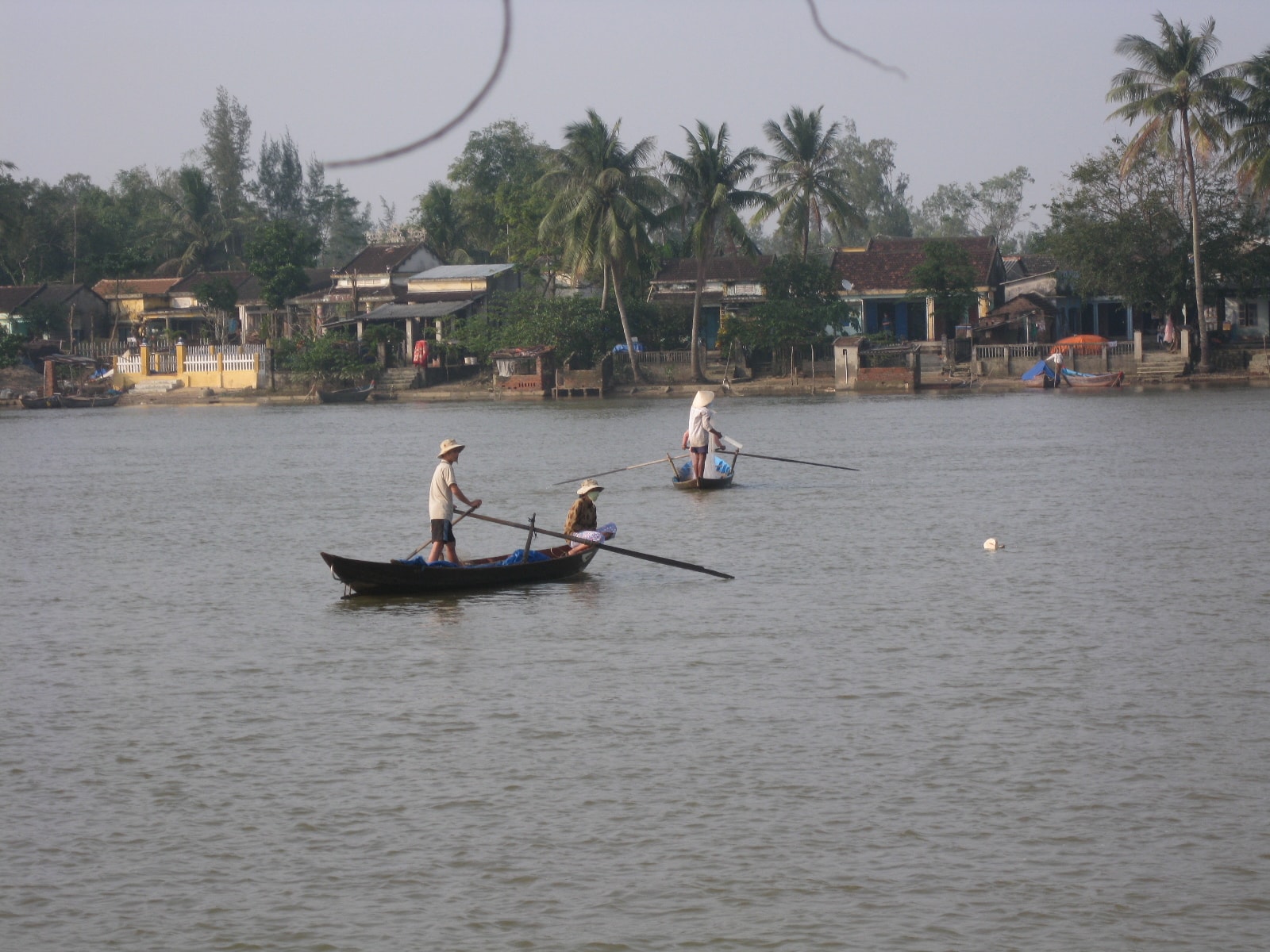 Ngư dân thả lưới rê cá mè. Ảnh VĂN PHIN