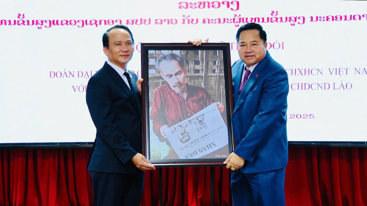 Phó Bí thư Thường trực Thành ủy Đà Nẵng Nguyễn Đình Vĩnh tặng bức ảnh lưu niệm cho ông Bun Lai Bút Thị, Bí thư Tỉnh ủy Sê Kông, Lào.