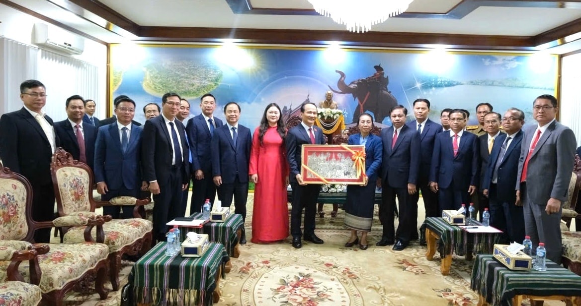 pho-bi-thu-thuong-truc-thanh-uy-da-nang-nguyen-dinh-vinh-tang-qua-dong-chi-d-ni-na-phon-say-som-phu-pho-bi-thu-tinh-uy-chu-tich-hdnd-va-lanh-dao-tinh-attapeu. (1)