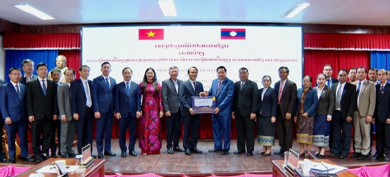 Phó Bí thư Thường trực Thành ủy Đà Nẵng Nguyễn Đình Vĩnh tặng quà cho lãnh đạo tỉnh Sê Kông, Lào. Ảnh: XUÂN HIẾU