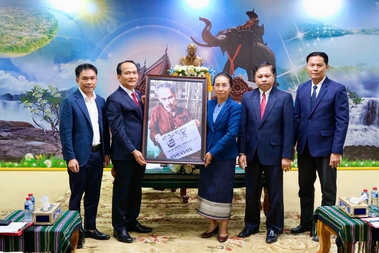 pho-bi-thu-thuong-truc-thanh-uy-da-nang-tang-qua-cam-on-su-don-tiep-trong-thi-cua-dong-chi-ni-na-phon-say-som-phu-va-lanh-dao-tinh-attapeu-lao..jpg