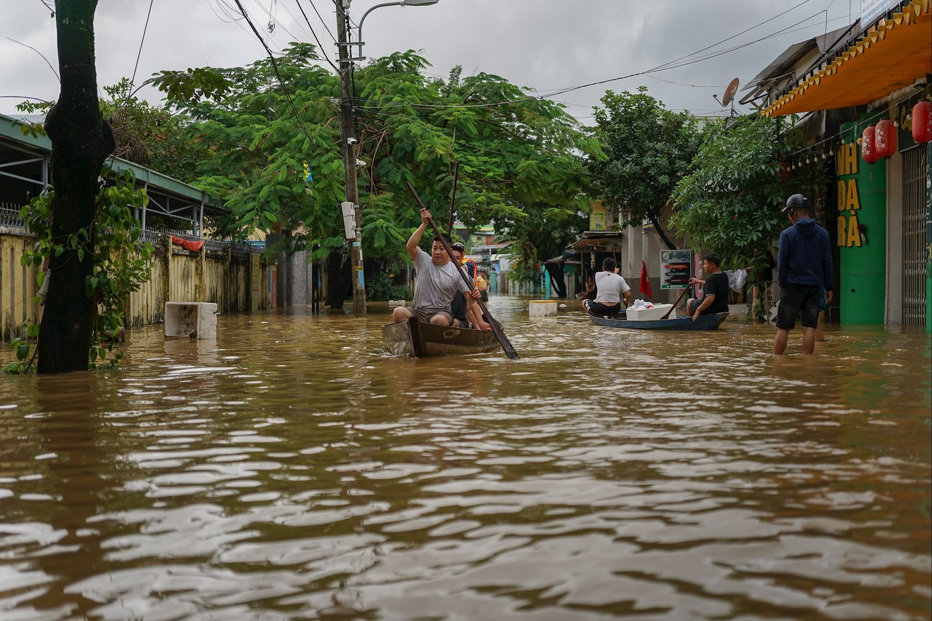 Người dân thôn Phú Hòa 2, xã Bà Nà phải di chuyển bằng ghe qua điểm các ngập sâu. Ảnh: XUÂN SƠN