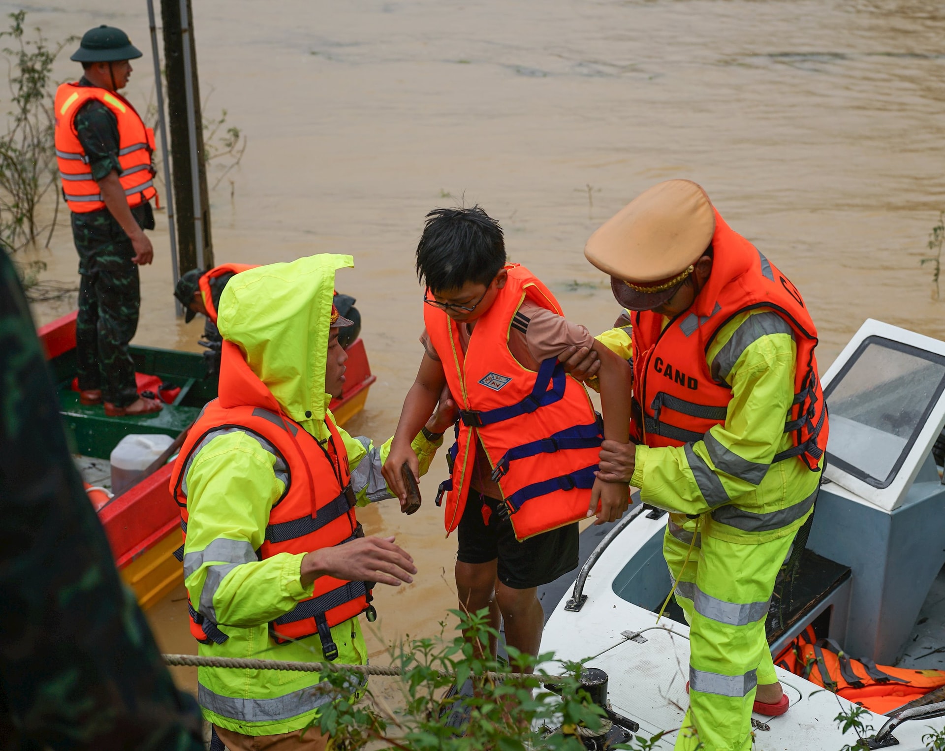 Dopravní policie se zapojuje do podpory lidí v zaplavených oblastech v obci Hoa Tien a městské části Hoa Xuan. Foto: XUAN SON