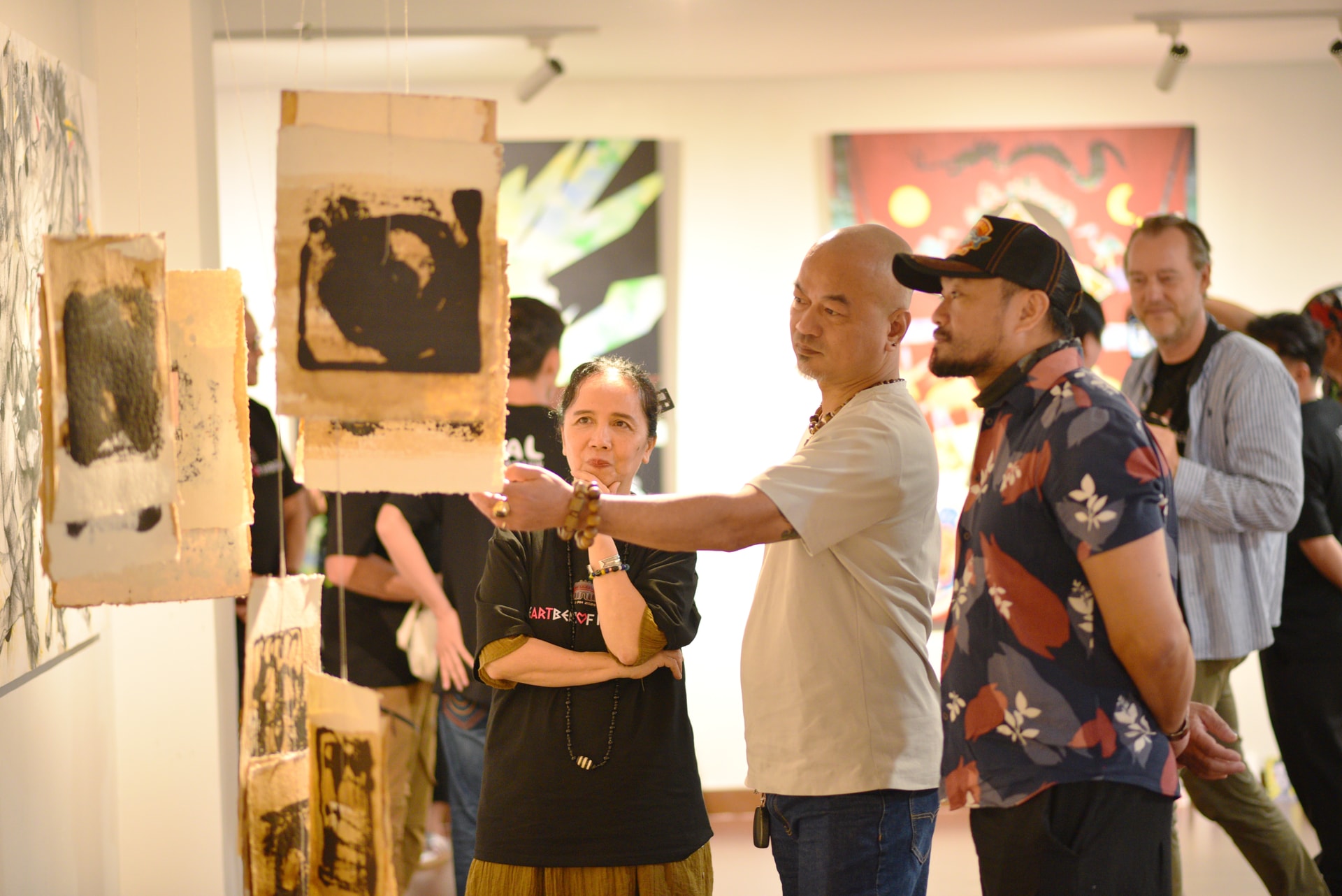 다낭 시립 미술관의 창작 캠프에서 진행된 전시회를 방문한 미술 애호가들. 사진: 쉬안 둥