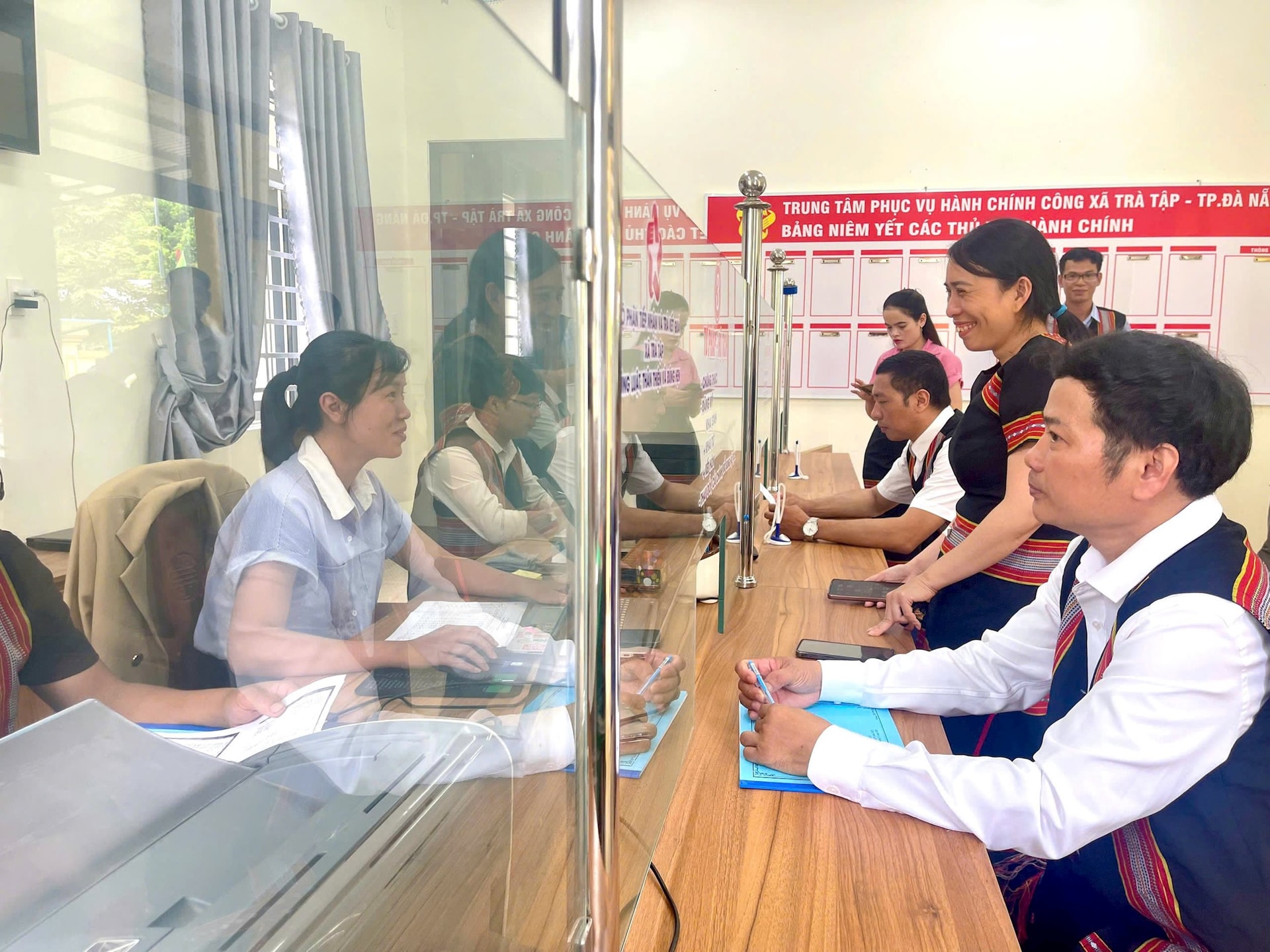 Trung tâm Phục vụ hành chính công xã Trà Tập nỗ lực vượt khó giải quyết mọi thủ tục hành chính cho người dân. Ảnh: UBND xã