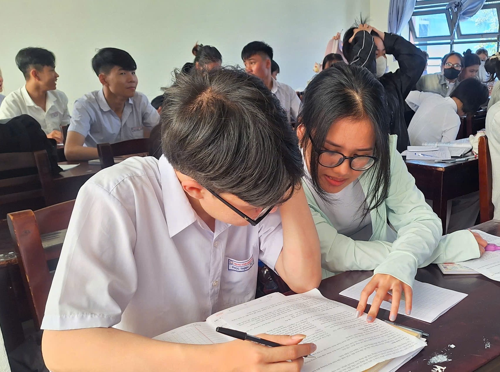 সামগ্রিকতার লক্ষ্য অর্জনের জন্য সাধারণ পাঠ্যপুস্তকগুলির সেট সামঞ্জস্য করার ক্ষেত্রে নমনীয়তা থাকা প্রয়োজন। ছবিতে: ক্লাস চলাকালীন ২ নম্বর কন্টিনিউয়িং এডুকেশন সেন্টারের শিক্ষার্থীরা। ছবি: THU HA