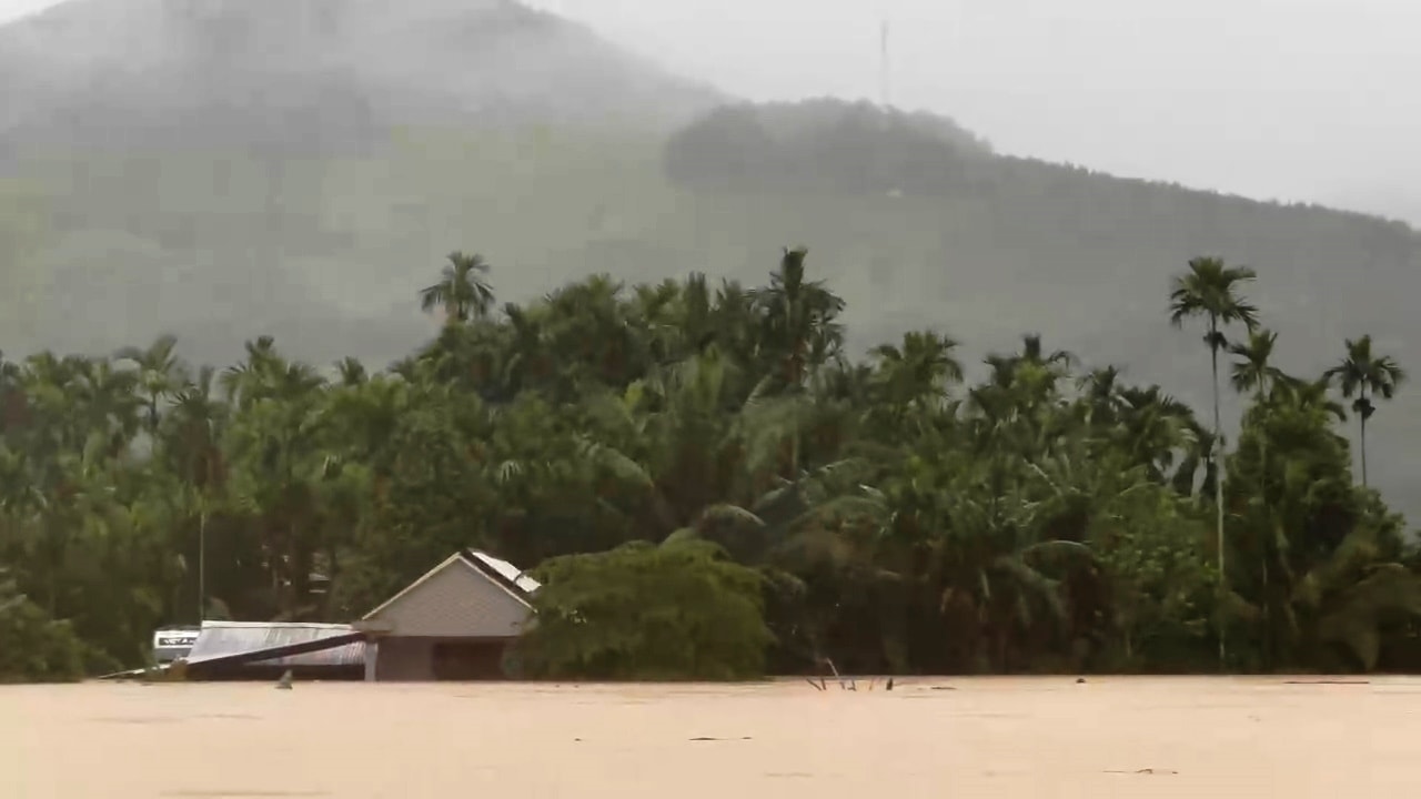 ল্যানহ নগোক কমিউনের ১৪ এবং ১৫ নং গ্রামের প্রায় ৪০০টি পরিবার গভীরভাবে প্লাবিত হয়েছে। ছবি: এন.হাং