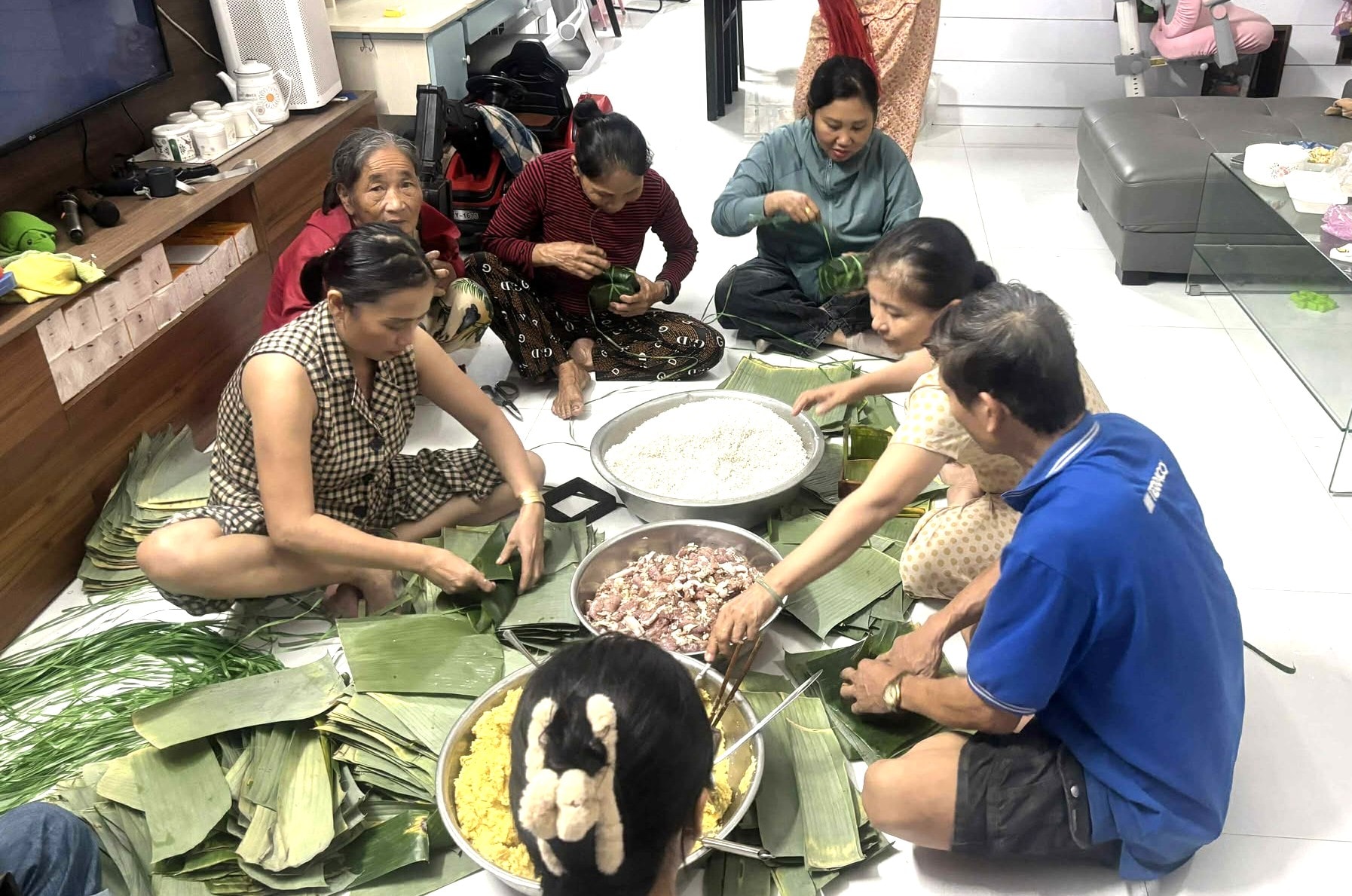 Bà con thôn Trà Lý cùng nhau gói bánh. Ảnh: THANH THỦY