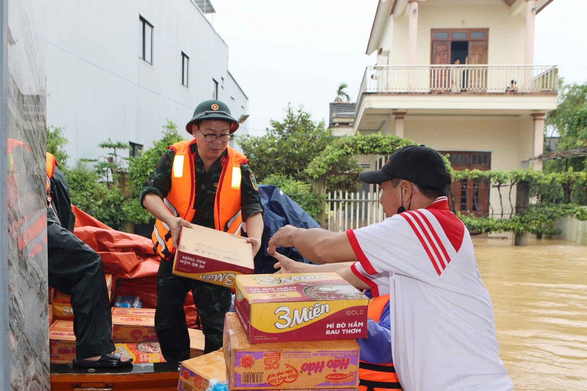 Officers and soldiers of Division 315 and local authorities promptly provided necessities to people in flooded areas.