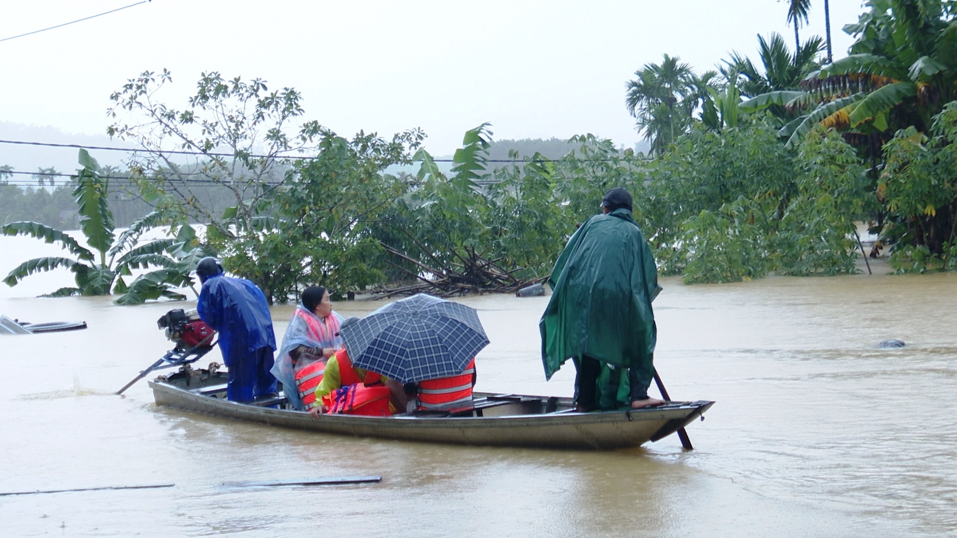 বন্যার্ত এলাকায় মানুষদের খাবার ও পানীয় জল সরবরাহের জন্য নৌকা ব্যবহার করা হচ্ছে। ছবি: এন.হাং