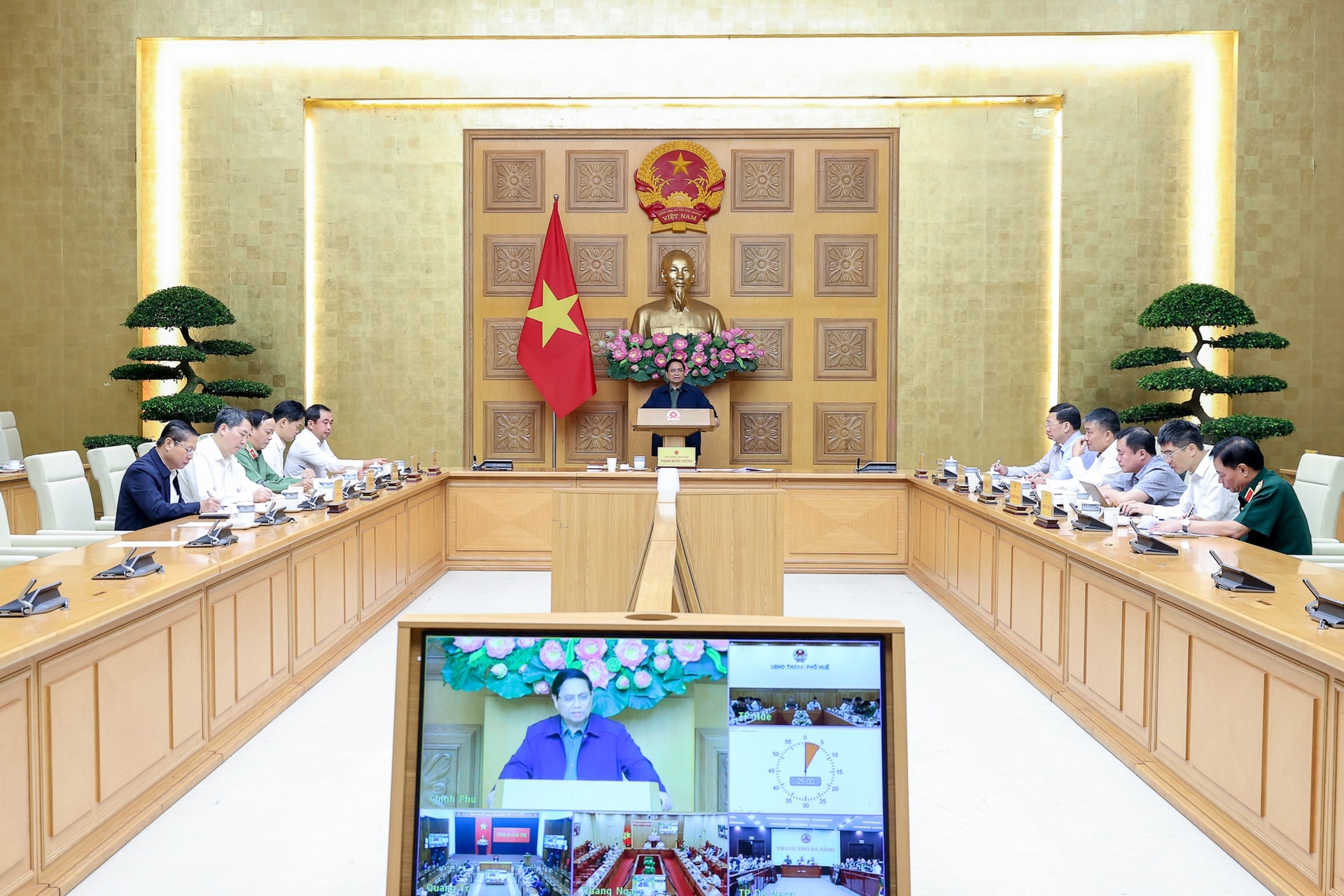 Thủ tướng chủ trì họp khẩn về ứng phó, khắc phục hậu quả mưa lũ tại miền Trung- Ảnh 1.