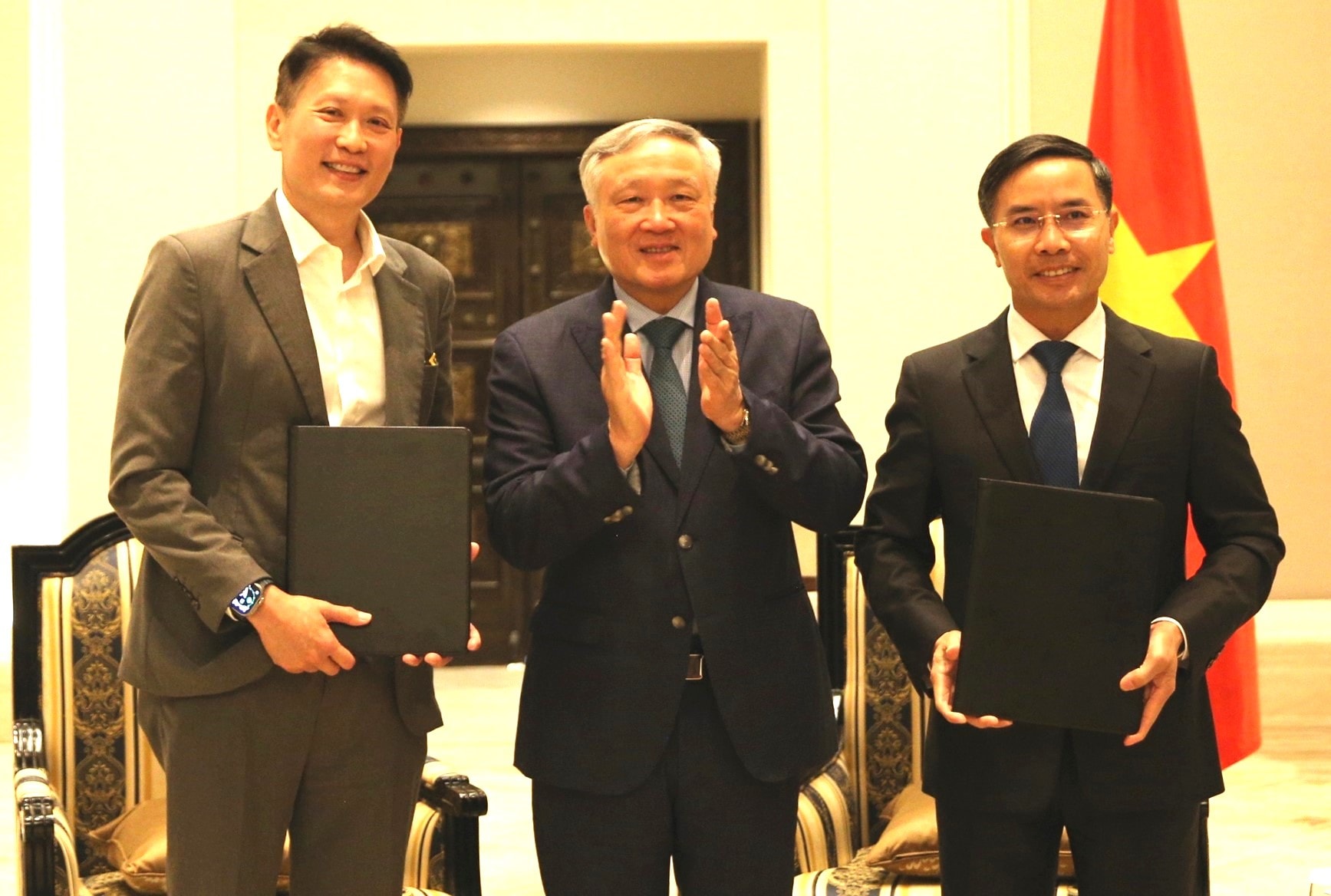 Chủ tịch UBND thành phố Đà Nẵng Phạm Đức Ấn (bên phải) ký biên bản ghi nhớ hợp tác phát triển công nghệ số với Tổng giám đốc Binance (bên trái)