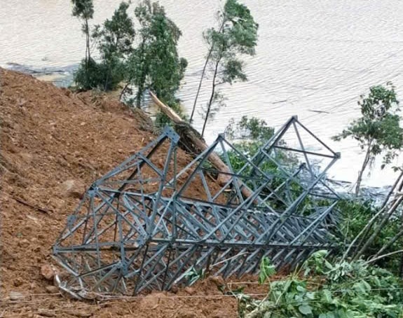 Cột số 33 đường dây 110kV Phước Sơn – thủy điện ĐăkMi 4. Ảnh: PHƯƠNG ANH