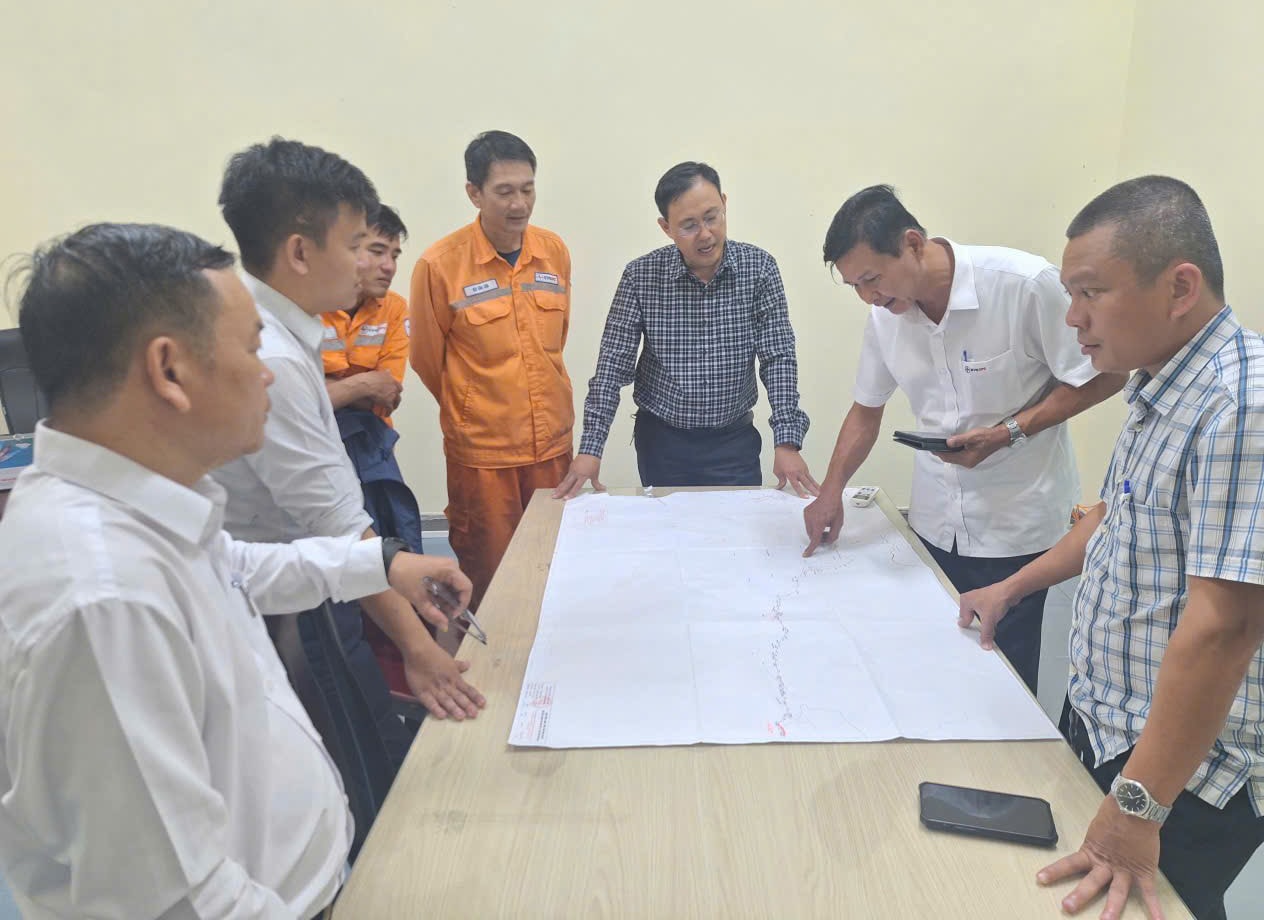 Leaders of the Safety Department, Technical Department and Da Nang High Voltage Grid Enterprise discussed plans to fix the problem of the 110kV pole and the 22kV power line supplying electricity to the Phuoc Son highland area. Photo: PHUONG ANH