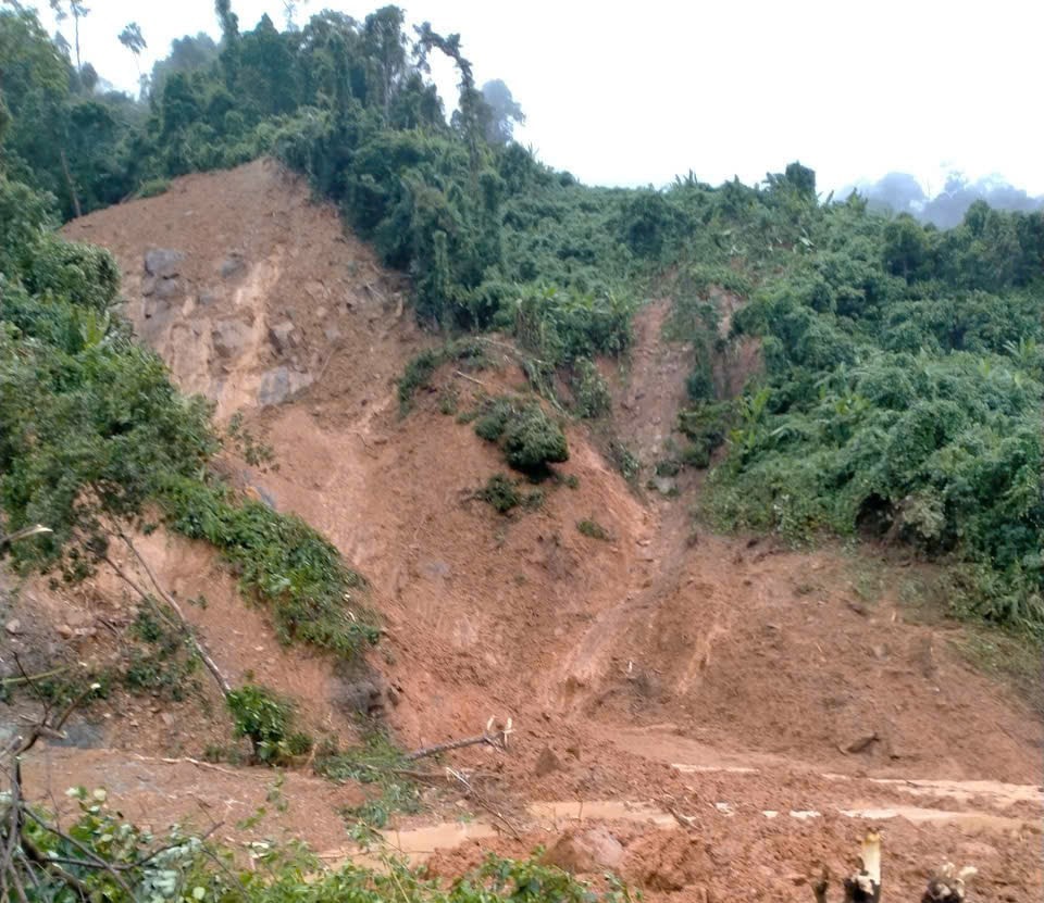 Vị trí đồi bị sạt lở do mưa lũ đã làm đổ cột số 33 đường dây 110kV Phước Sơn – thủy điện ĐăkMi 4. Ảnh: PHƯƠNG ANH