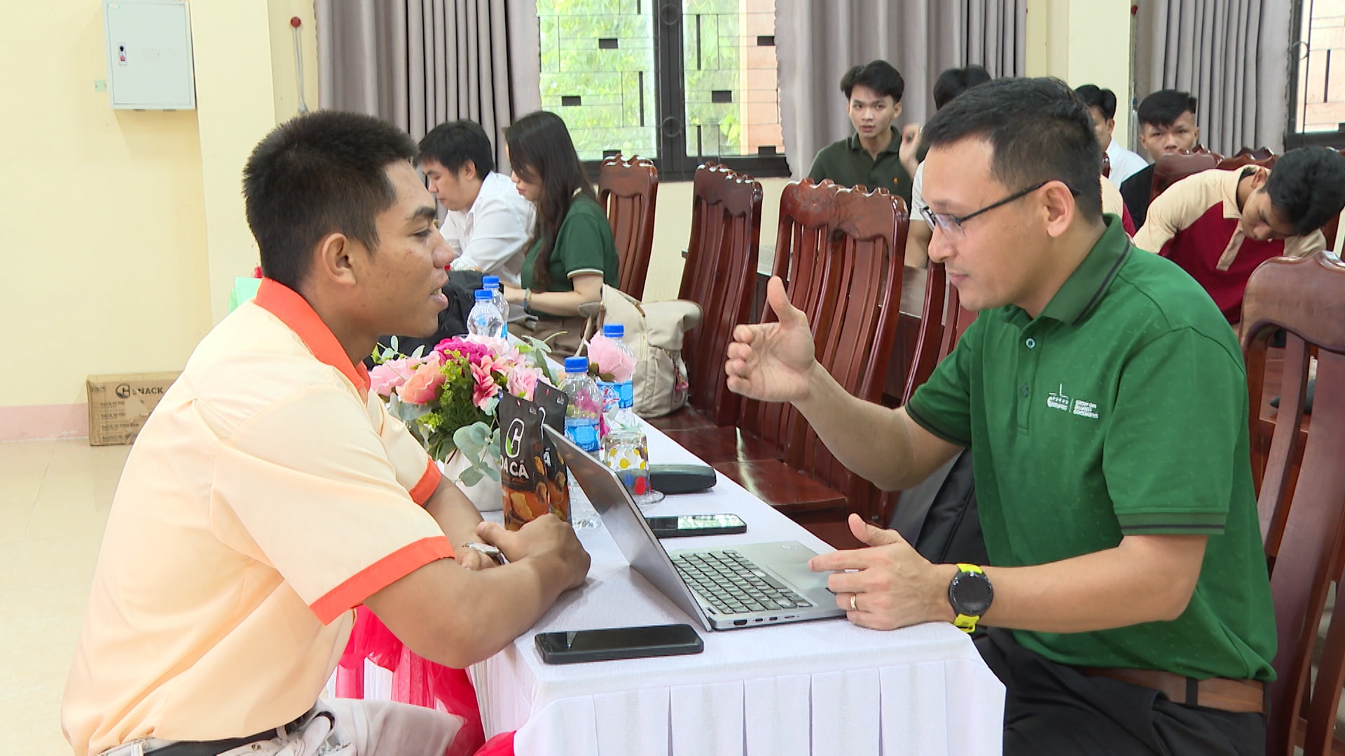 Studenți care participă la runda de selecție a programului „Semințe de talent”, cursul 6. Foto: QUOC THANH
