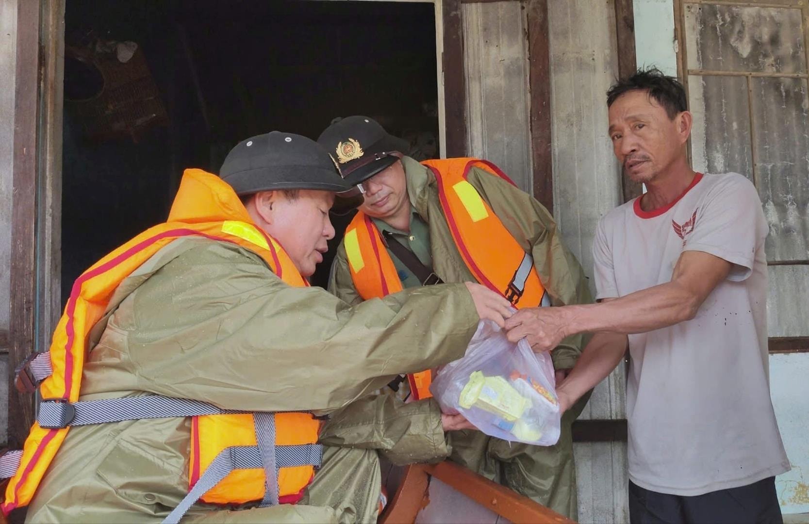 ឧត្តមសេនីយ៍ឯក Nguyen Huu Hop ផ្តល់អាហារដល់ប្រជាជន។ រូបថត៖ HOA KHANH