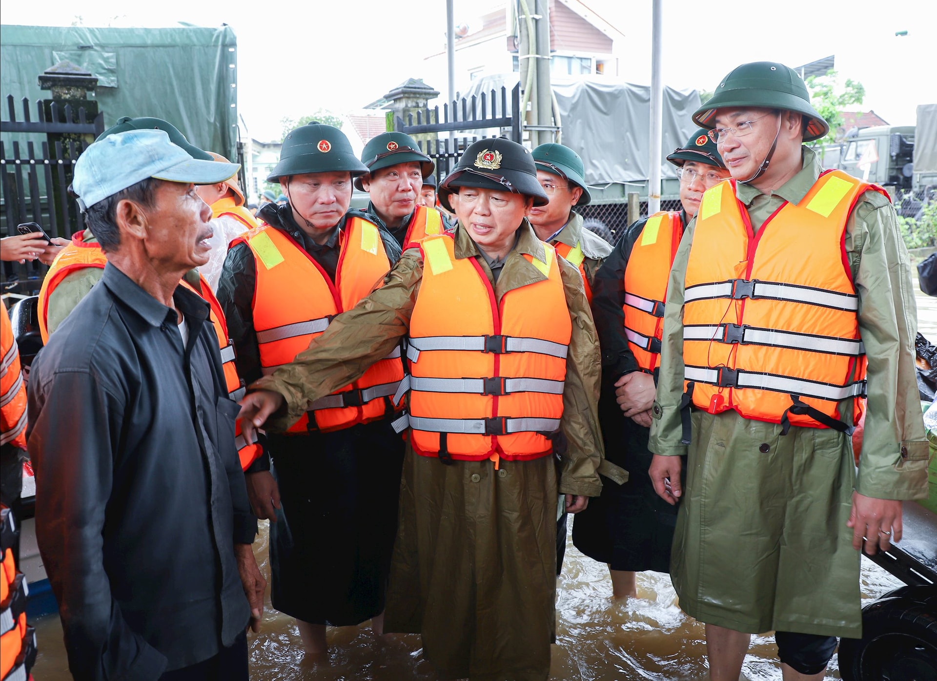 Deputy Prime Minister Tran Hong Ha (second from right) and City Party Secretary Le Ngoc Quang (right) encouraged people in flooded areas. Photo: NGOC PHU