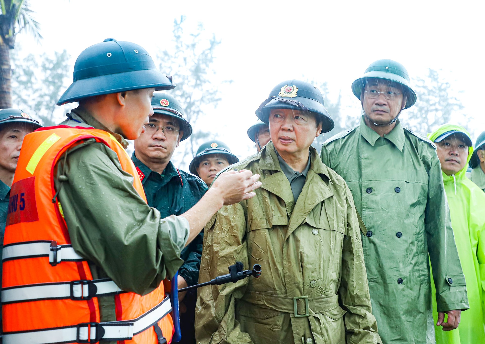 Deputy Prime Minister Tran Hong Ha (3rd, right) and City Party Secretary Le Ngoc Quang (2nd, right) listen to a report on coastal erosion in Hoi An Tay ward. Photo: NGOC PHU