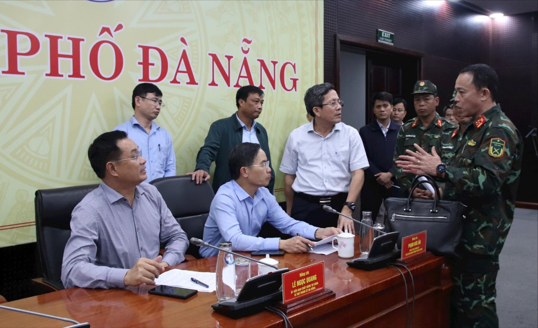 Lãnh đạo thành phố bàn phương án ứng trực, phòng chống lũ. Ảnh: TRỌNG HUY