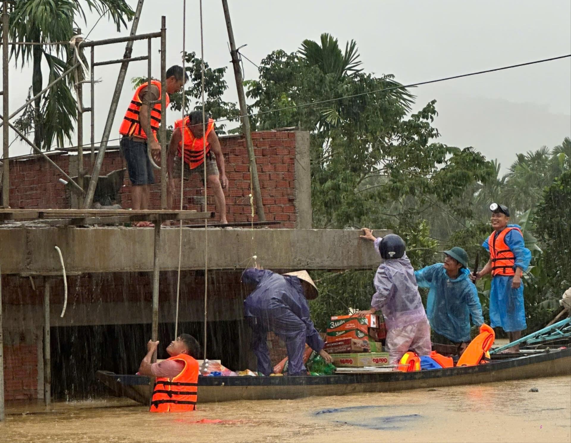 Myndighetene i Lanh Ngoc kommune sørger for mat og drikkevann til folk i oversvømte områder. Foto: N.HUNG