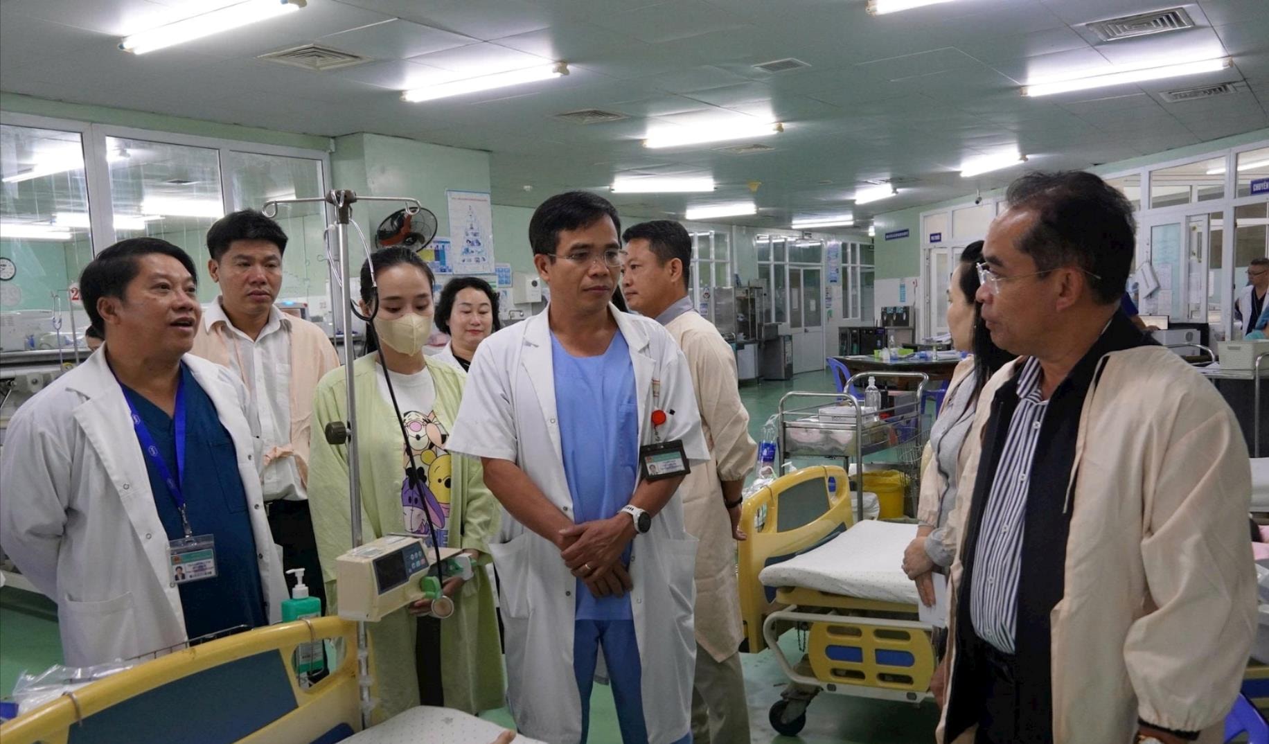 Phó Chủ tịch UBND thành phố Trần Anh Tuấn (bìa phải) trao đổi với lãnh đạo, bác sĩ Bệnh viện Phụ sản - Nhi Đà Nẵng về tình hình diễn biến của các nạn nhân đang được điều trị tại đây. Ảnh: NGỌC HÀ