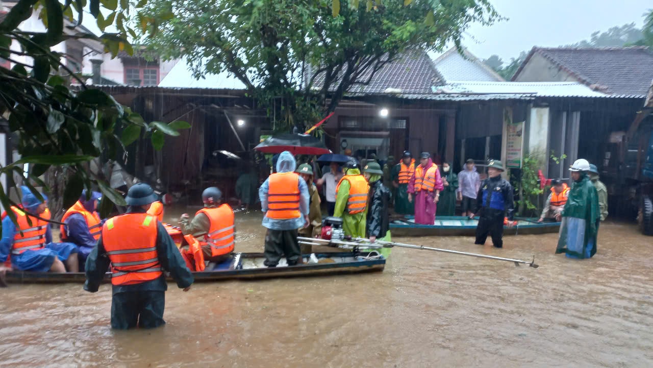 কমিউন পুলিশ বাহিনী এবং ল্যান নগোক কমিউনের সামরিক কমান্ড বন্যা কবলিত এলাকার মানুষের জন্য একটি উদ্ধার পরিকল্পনা নিয়ে প্রস্তুত। ছবি: এন.হাং