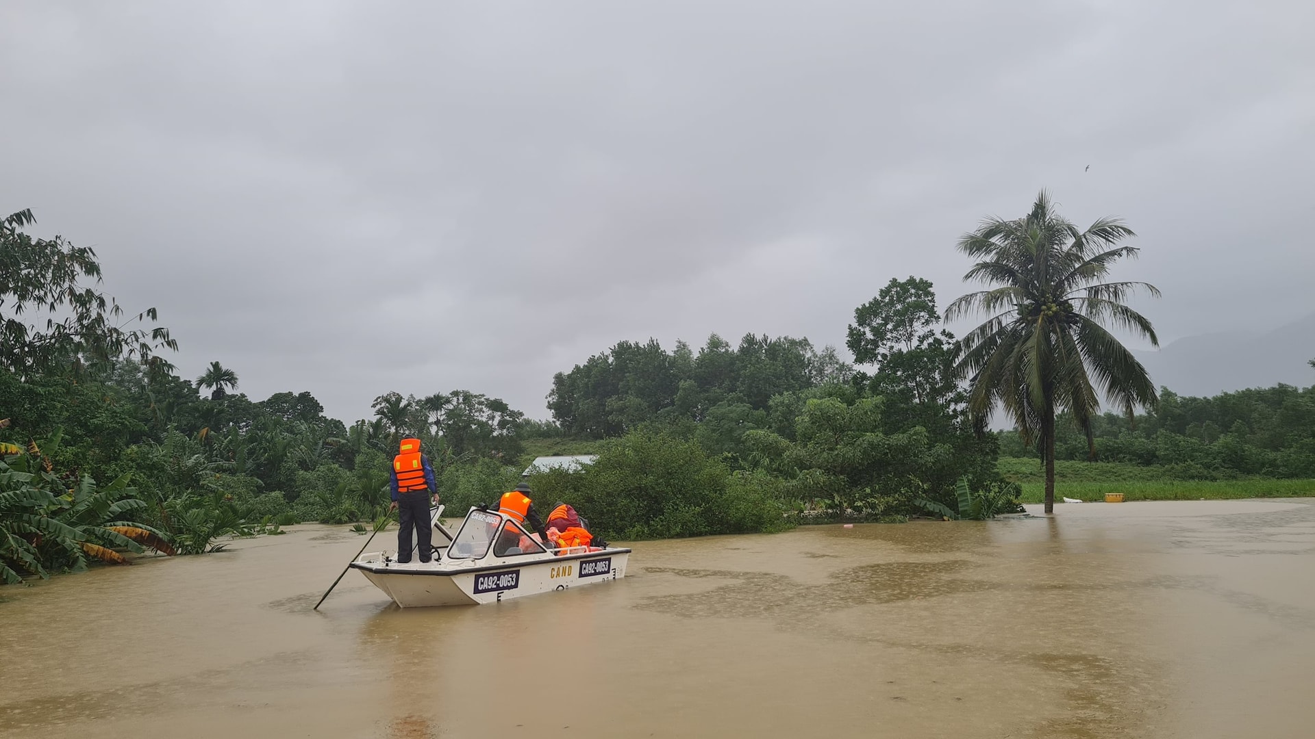 Ca nô tiếp cận khu vực ngập nước sâu để hỗ trợ vận chuyển người bệnh. Ảnh: Xã Hiệp Đức cung cấp.