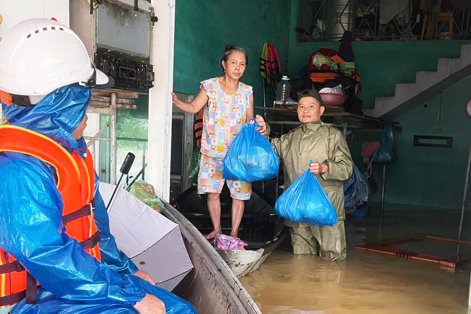 Herr Nguyen The Dinh fløy fra Ho Chi Minh-byen til hjembyen Thu Bon for å sette opp et gratis kjøkken og personlig levere mat til hver husstand som var isolert av flomvannet.