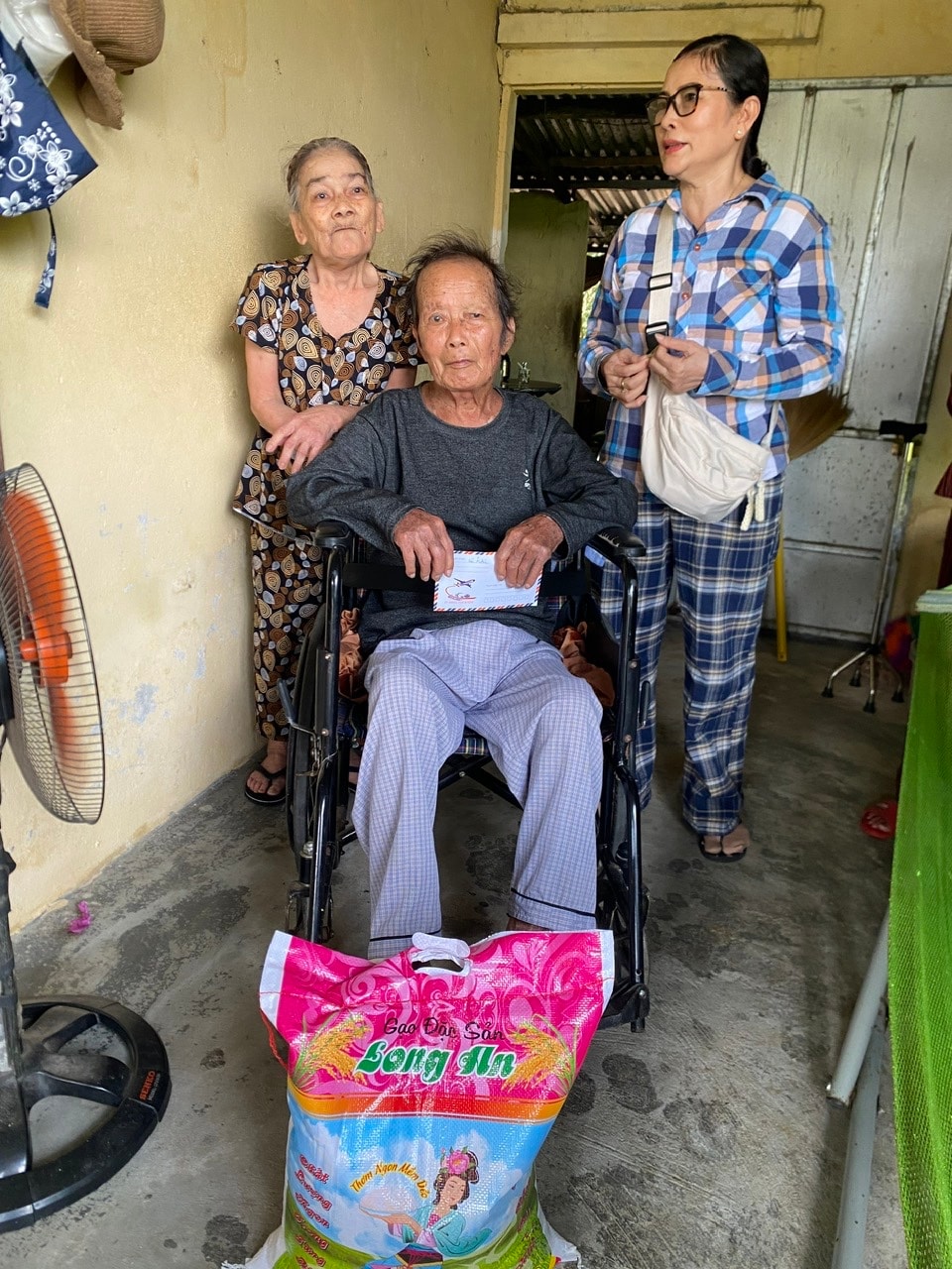 Bà Phạm Thị Thùy Quân (bn phải) tặng quà cho người nghèo tại xã Tam Anh, thành phố Đà Nẵng. Ảnh: Nhân vật cung cấp