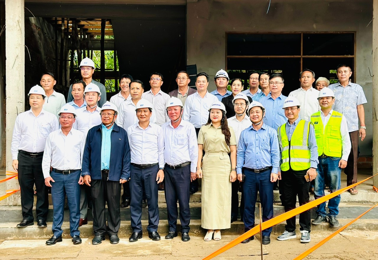 Đoàn công tác lãnh đạo thành phố Đà Nẵng chụp hình lưu niệm tại Trường Tiểu học và Trung học hữu nghị của hội người Việt Nam tại tỉnh Salavane, Lào. Ảnh XUÂN HIẾU