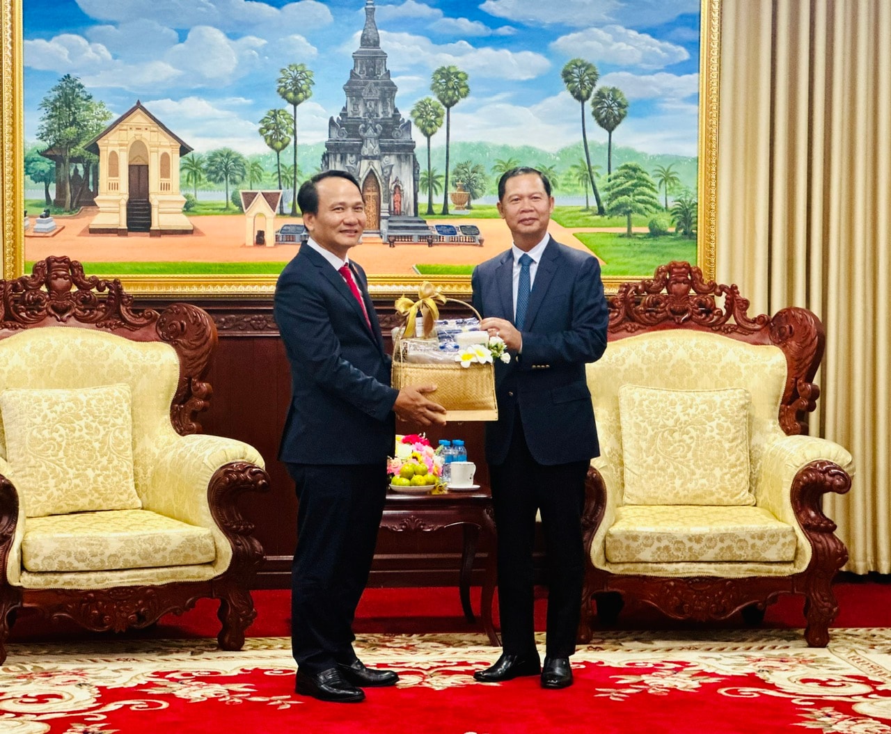 Đồng chí Phoxay Khaykhamphithoun, Phó Bí thư Thường trực Tỉnh uỷ Savannakhet tặng quà chào mừng Phó Bí thư Thường trực Thành ủy Đà Nẵng Nguyễn Đình Vĩnh. Ảnh XUÂN HIẾU