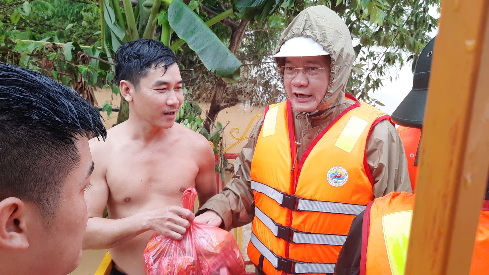 Phó Chủ tịch Thường trực HĐND thành phố Trần Phước Sơn thăm, động viên bà con vùng lũ Đại Lộc. Ảnh: TRỌNG HUY