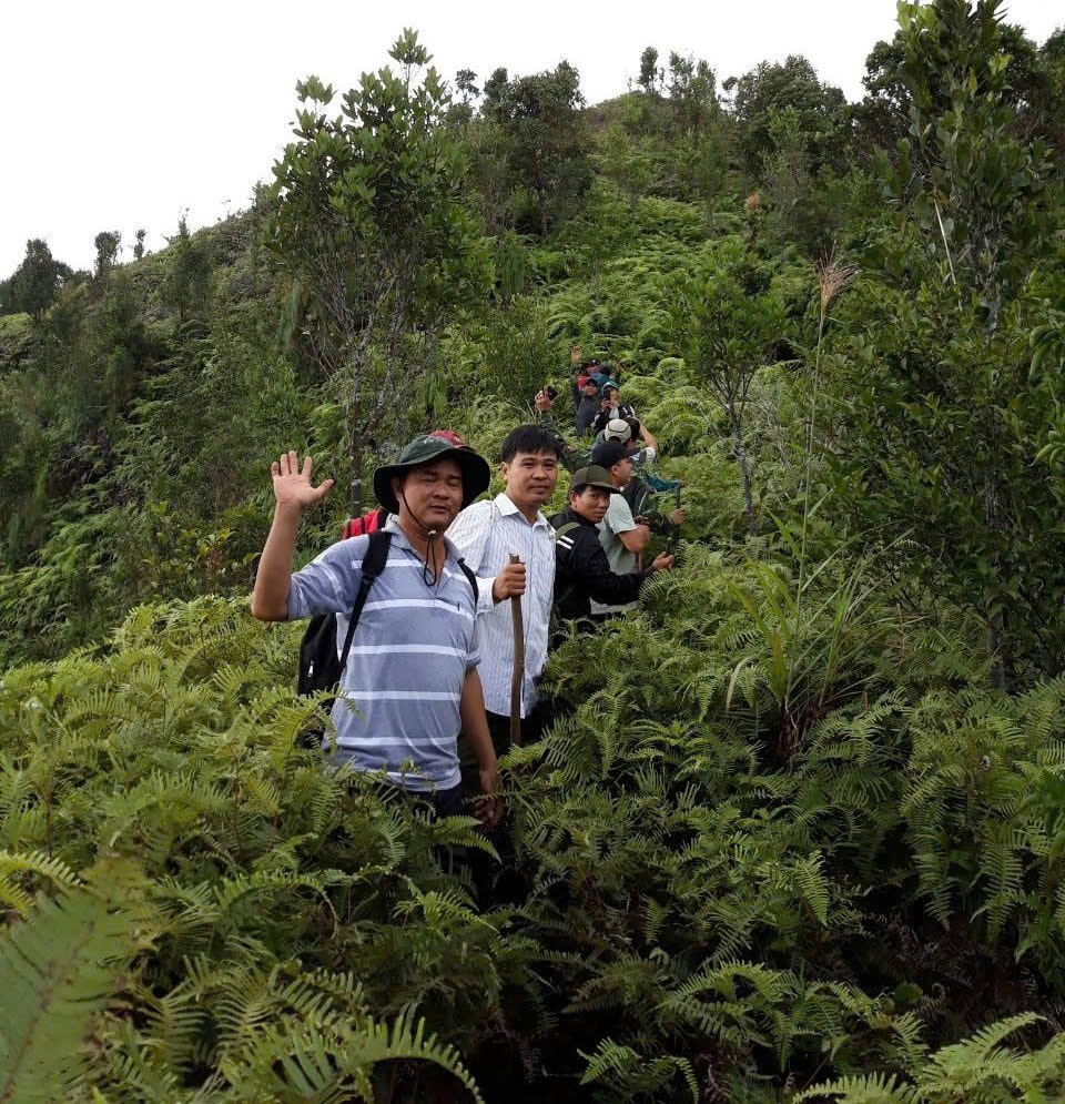 Khảo sát Núi Chúa. Ảnh VĂN PHIN