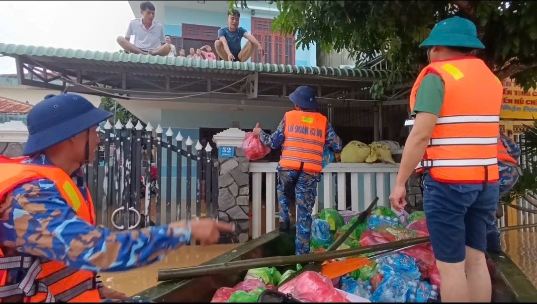 Cán bộ, chiến sĩ Lữ đoàn Công binh 83 đến từng nhà dân để trao nhu yếu phẩm cần thiết. Ảnh: LÊ HÙNG