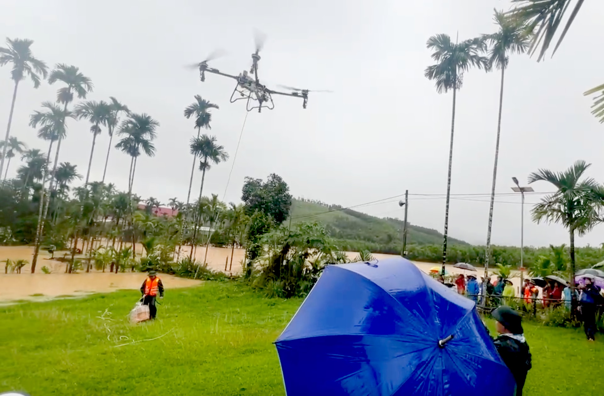 Dak Lak Green Agriculture Group brukte droner til å levere nødvendigheter til isolerte mennesker i Tra My-kommunen.