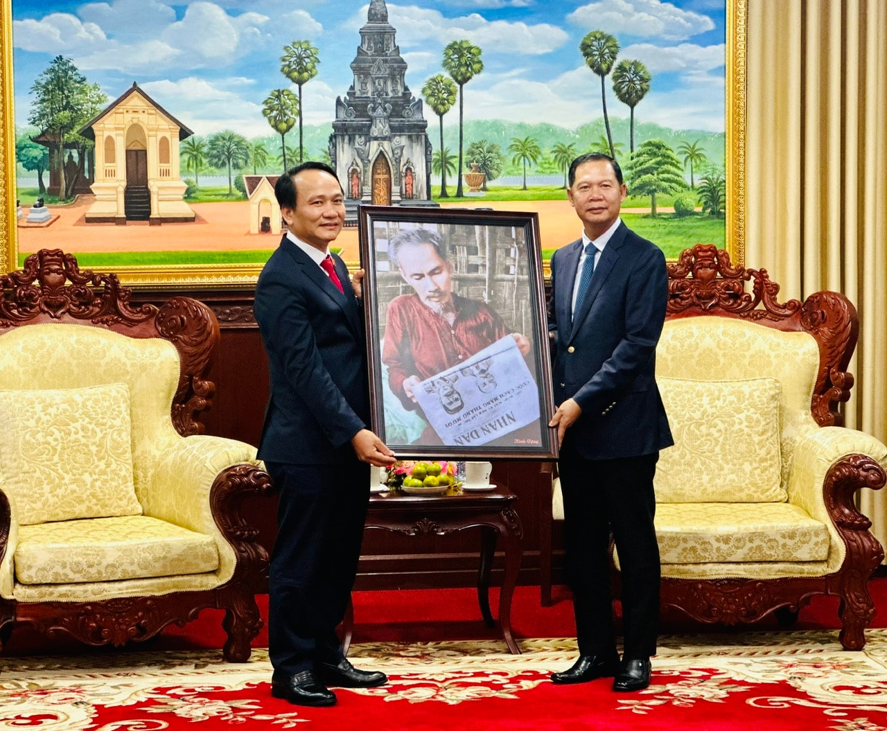 Phó Bí thư Thường trực Thành ủy Đà Nẵng Nguyễn Đình Vĩnh tặng bức ảnh lưu niệm và cảm ơn sự đón tiếp trọng thị của đồng chí Phoxay Khaykhamphithoun, Phó Bí thư Thường trực Tỉnh uỷ Savannakhet, Lào. Ảnh XUÂN HIẾU