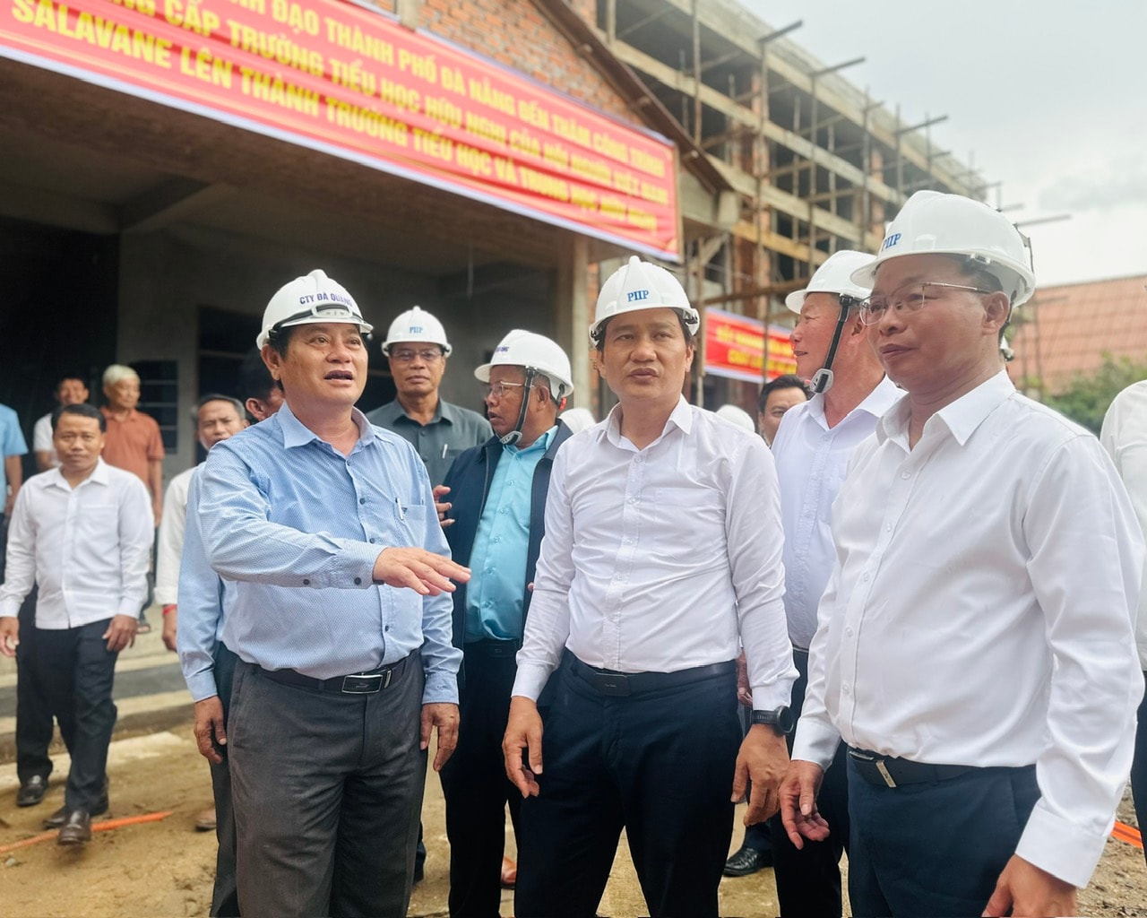 Phó Bí thư Thường trực Thành ủy Nguyễn Đình Vĩnh (đứng giữa) nghe báo cáo tiến độ công trình. Ảnh XUÂN HIẾU