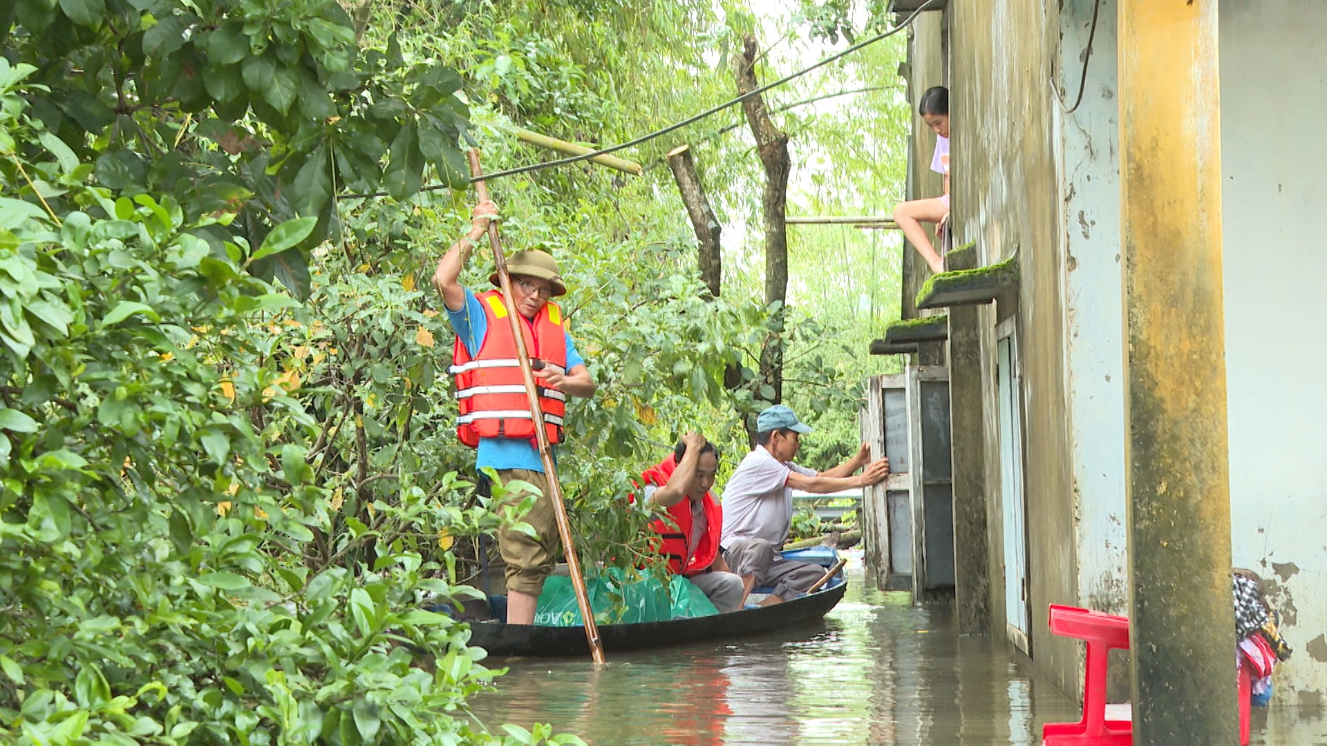 ອຳນາດການປົກຄອງບ້ານທ່າລາດ ໄດ້ເຂົ້າໄປຫາບັນດາຄອບຄົວທີ່ຖືກນ້ຳຖ້ວມ ເພື່ອສະໜອງອາຫານ ແລະ ສະໜອງ. ພາບ: QUOC THANH
