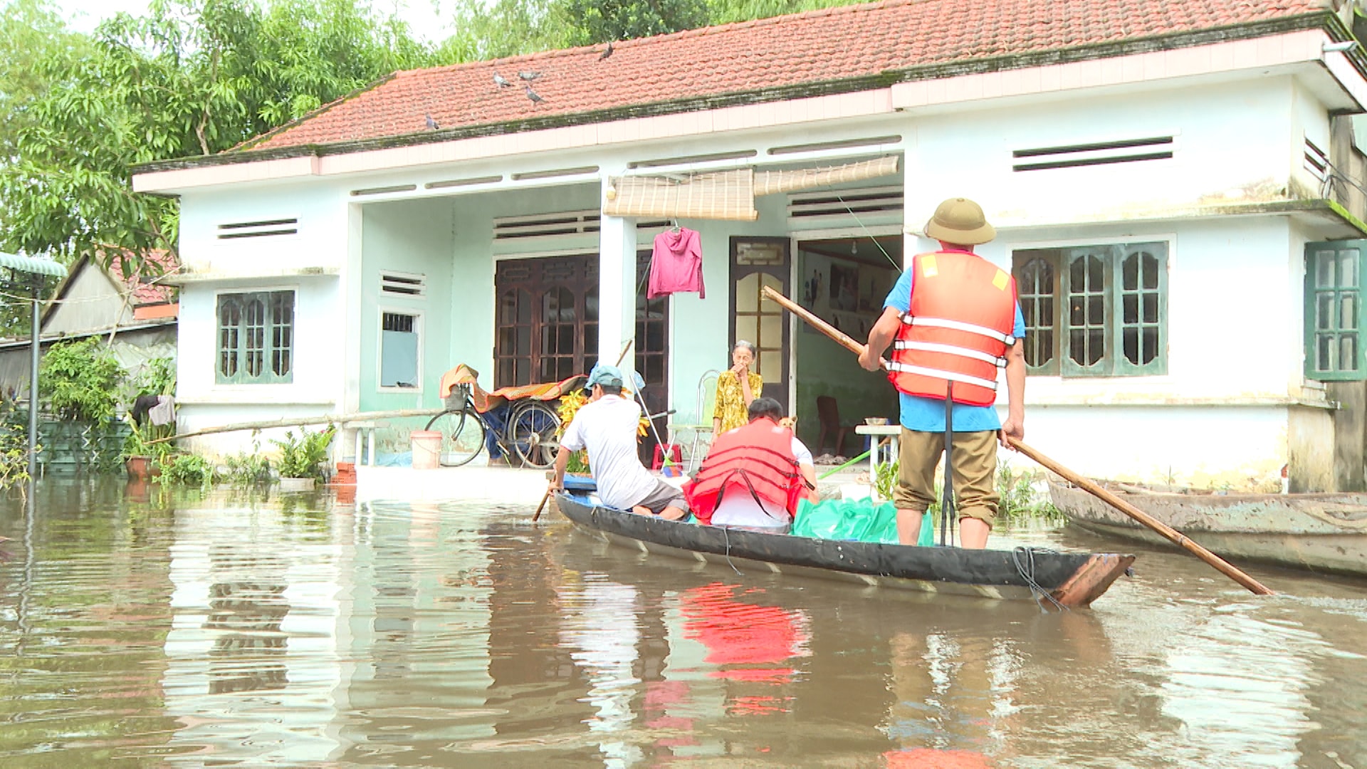 ການນຳບ້ານ ທາກ ໄດ້ມາມອບຂອງຂັວນໂດຍກົງໃຫ້ແກ່ບັນດາຄອບຄົວທີ່ຖືກນໍ້າຖ້ວມຢ່າງໜັກໜ່ວງໃນກຸ່ມບ້ານ ຖາຍກີ. ພາບ: QUOC THANH