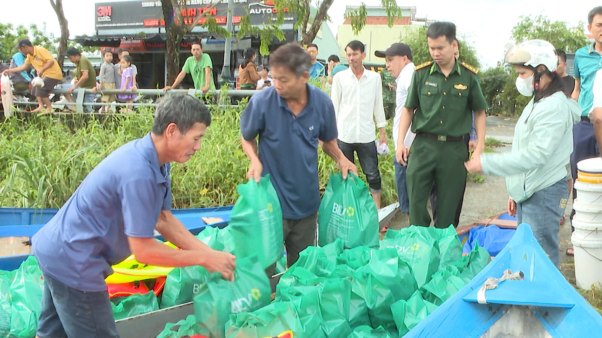 ກະກຽມເຄື່ອງໃຊ້ຈຳເປັນເພື່ອມອບໃຫ້ບັນດາຄອບຄົວຢູ່ກຸ່ມບ້ານດວນໄຕ. ພາບ: QUOC THANH