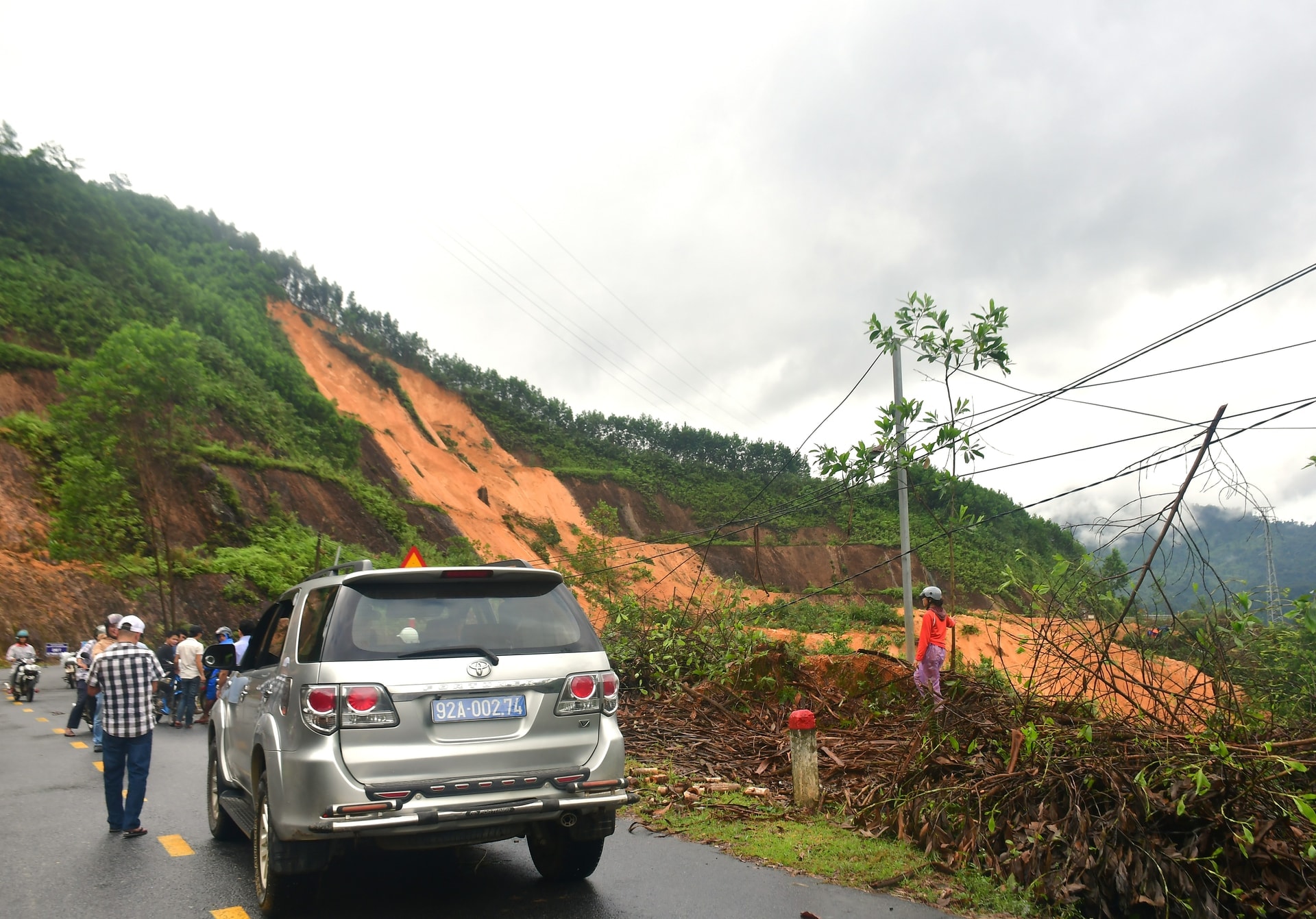 sat-nui-khong-lo-sang-30.10-tai-ql-40-b-ven-td-song-tranh-2-xa-tra-tan(1).jpg