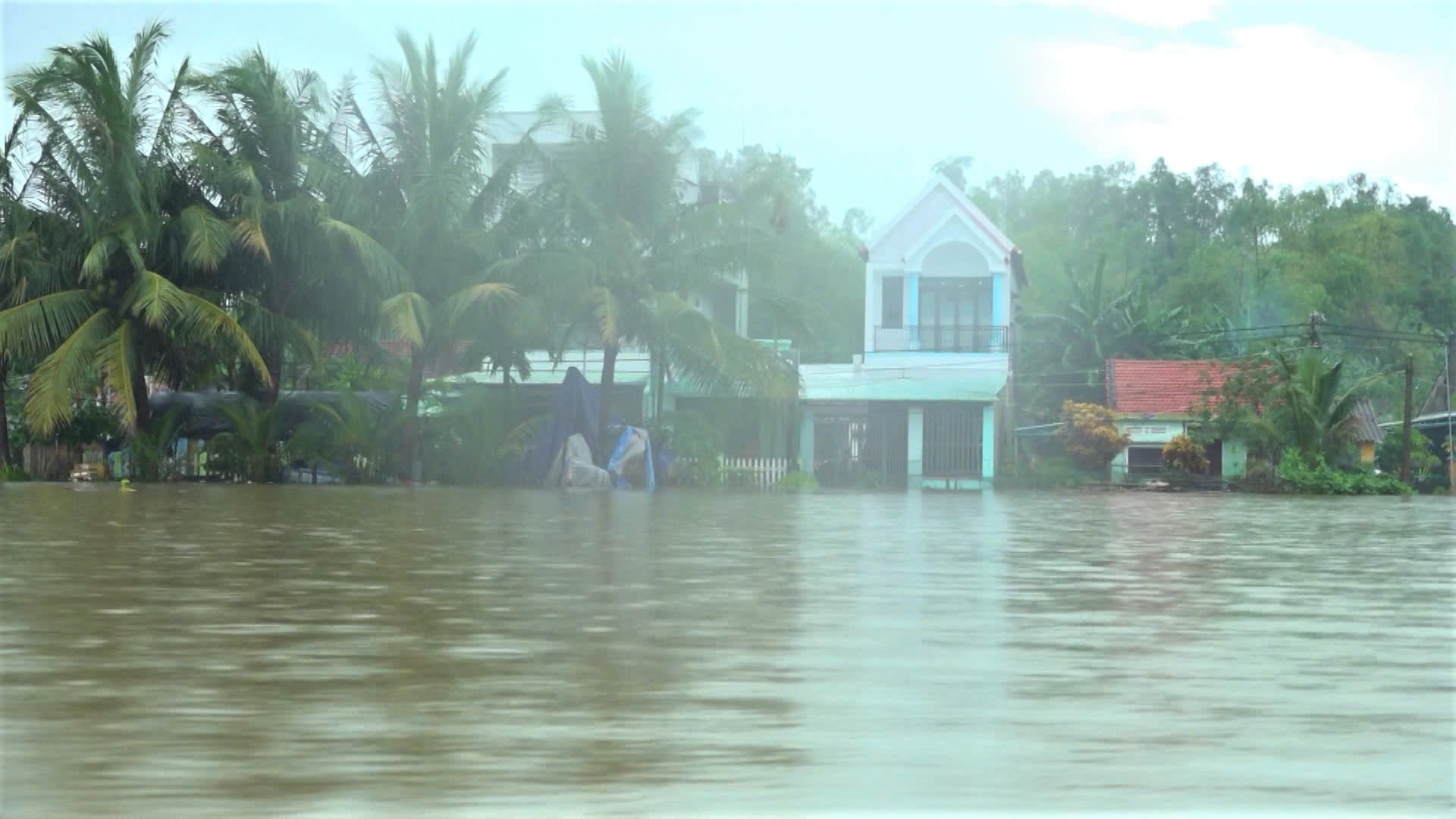ໝູ່ບ້ານໜຶ່ງຂອງໄທ, ຕາແສງ ແທງດຽນ ຍັງຄົງຖືກນ້ຳຖ້ວມເລິກເຊິ່ງ ແລະ ຫ່າງໄກສອກຫຼີກ. ພາບ: GIANG BIEN