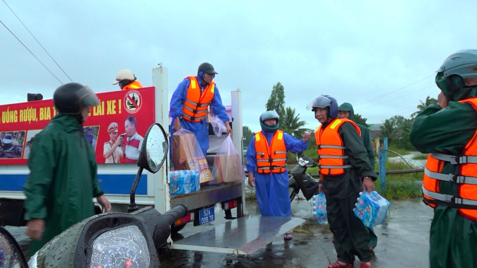 ອຳນາດການປົກຄອງຕາແສງ ດ້ຽນເຍີນ ສະໜອງເຄື່ອງຂອງຈຳເປັນໃຫ້ປະຊາຊົນຢູ່ເຂດປະສົບໄພນ້ຳຖ້ວມເລິກ. ພາບ: GIANG BIEN