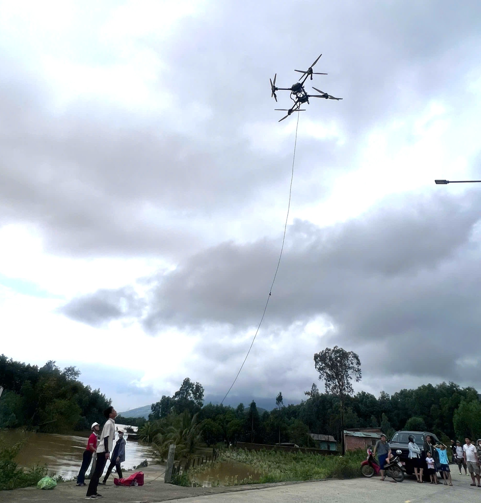 De drone van Viettel Da Nang vervoert goederen naar overstroomde gebieden. Foto: V.T.